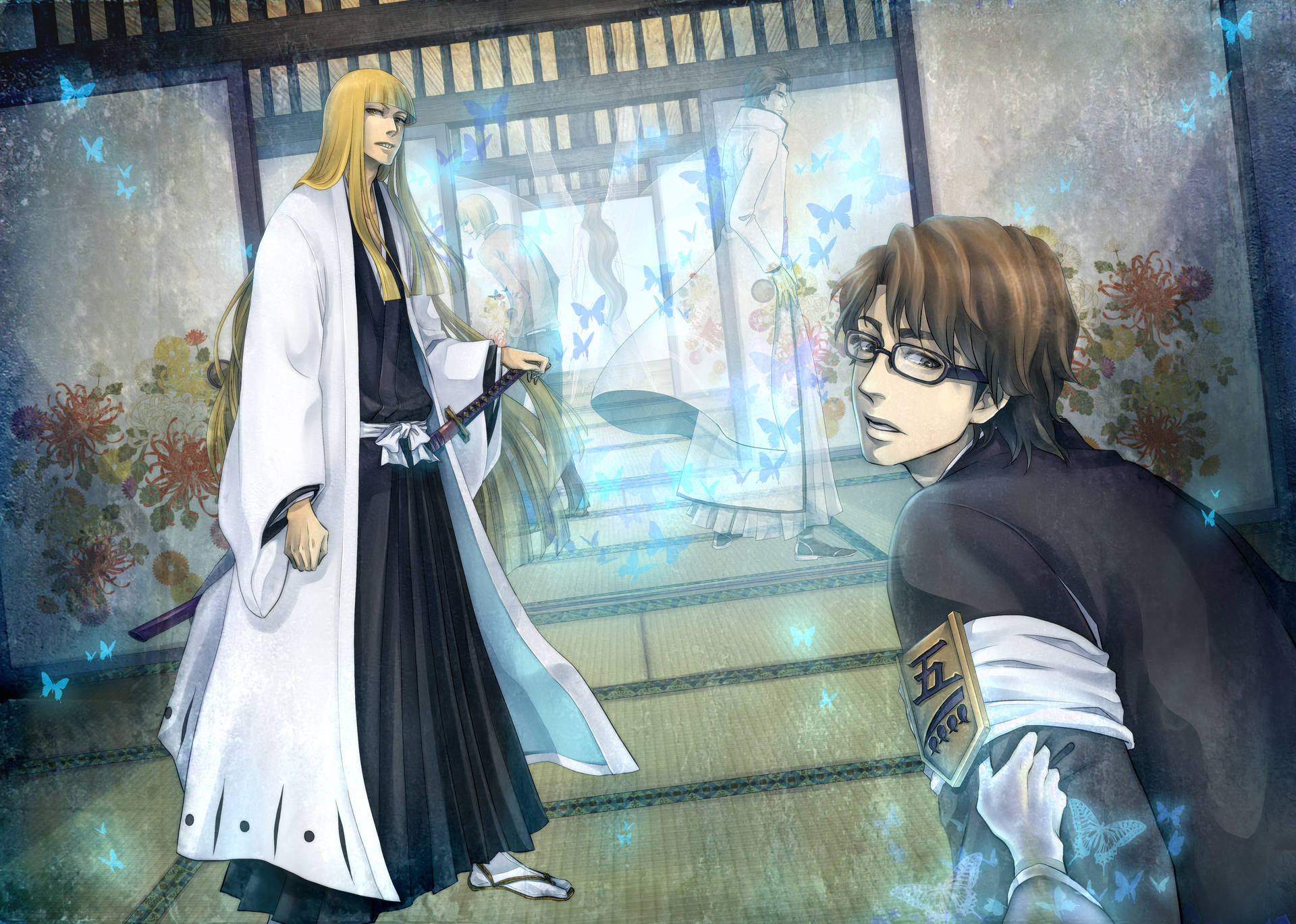 Bleach Anime 桌布 壁紙 — 兩個穿著傳統日本服裝的動漫角色站在一個有發光蝴蝶和牆上花卉圖案的房間裡。