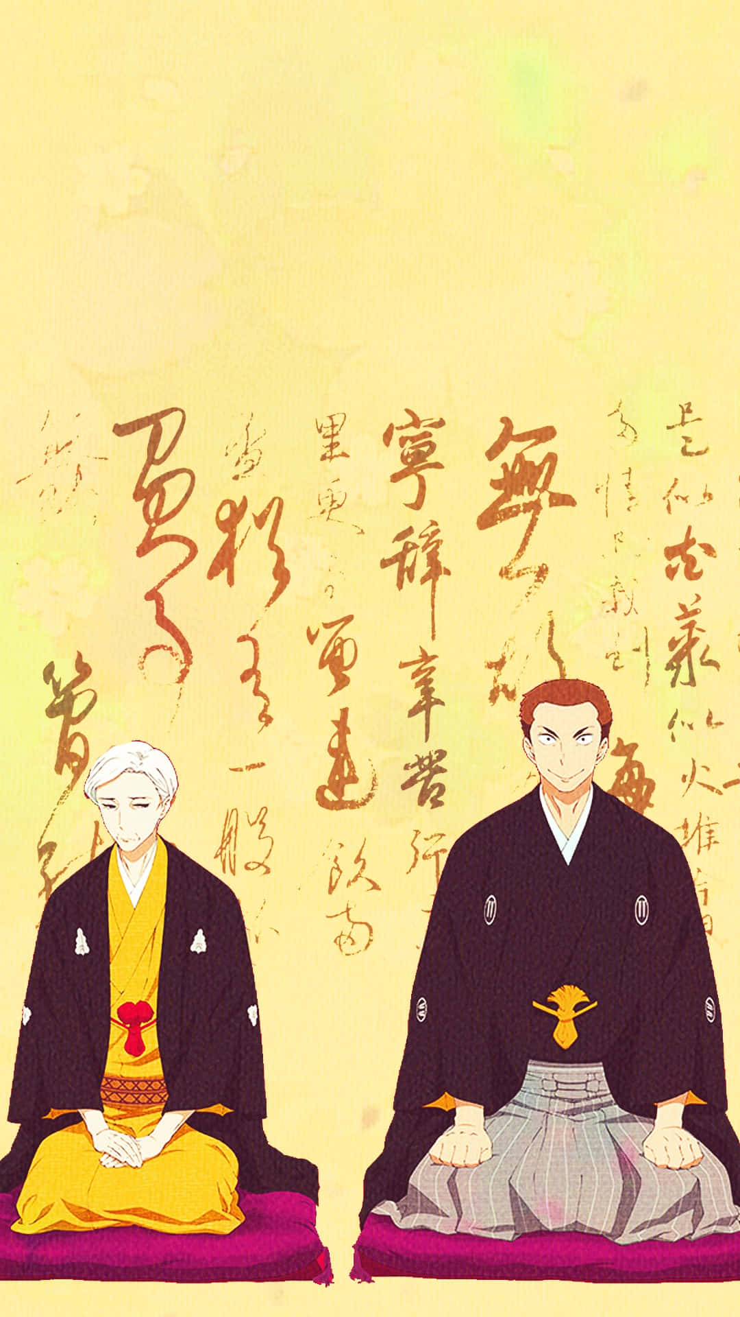 shouwa genroku rakugo shinjuu 桌布 壁紙 — 兩個穿著傳統日本長袍的動漫男性，在淡黃色背景上，盤腿坐在紫色坐墊上，背景有流動的紅色書法。