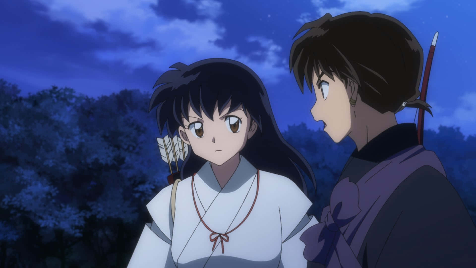 Miroku 桌布 壁紙 — 兩個穿著傳統服飾的動漫角色在暮色天空下，背後有樹木，彼此面對面站立。