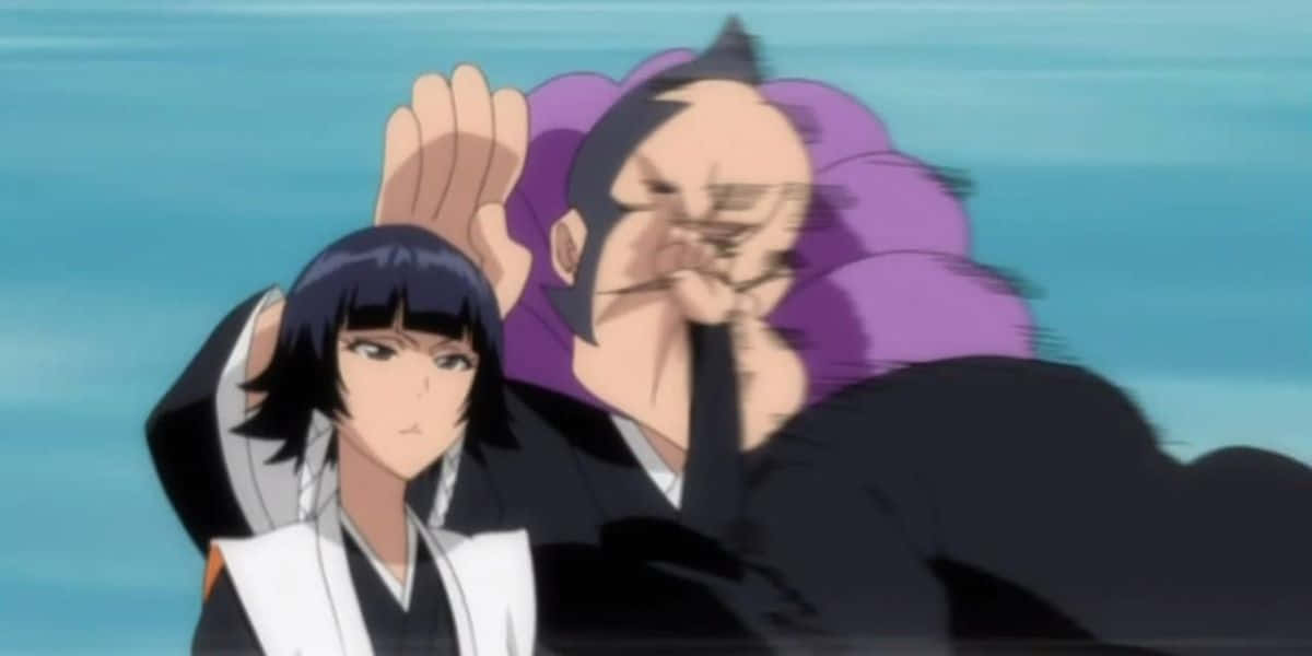 Marechiyo Omaeda 桌布 壁紙 — 兩個穿著傳統服飾的動漫角色站在藍色背景前，一個有紫色頭髮並舉起手，另一個有深色頭髮向前看。