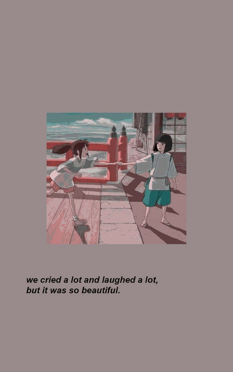 Haku Spirited Away Phone 桌布 壁紙 — 兩個穿著傳統服飾的女孩在晴朗的天空下，在俯瞰海洋的紅色鳥居旁邊的木製碼頭上嬉戲。