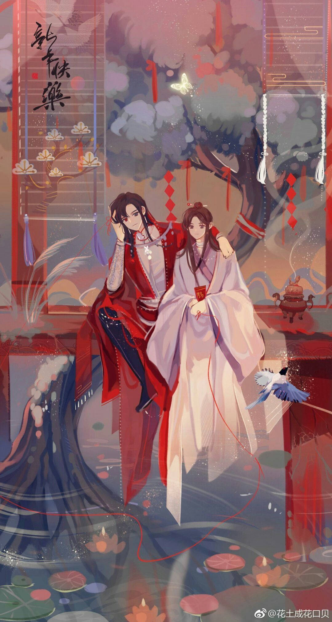 花城 桌布 壁紙 — 兩個穿著傳統長袍的優雅動漫角色站在一個有蓮花的池塘旁，池塘上方是一棵掛滿紅燈籠的樹。