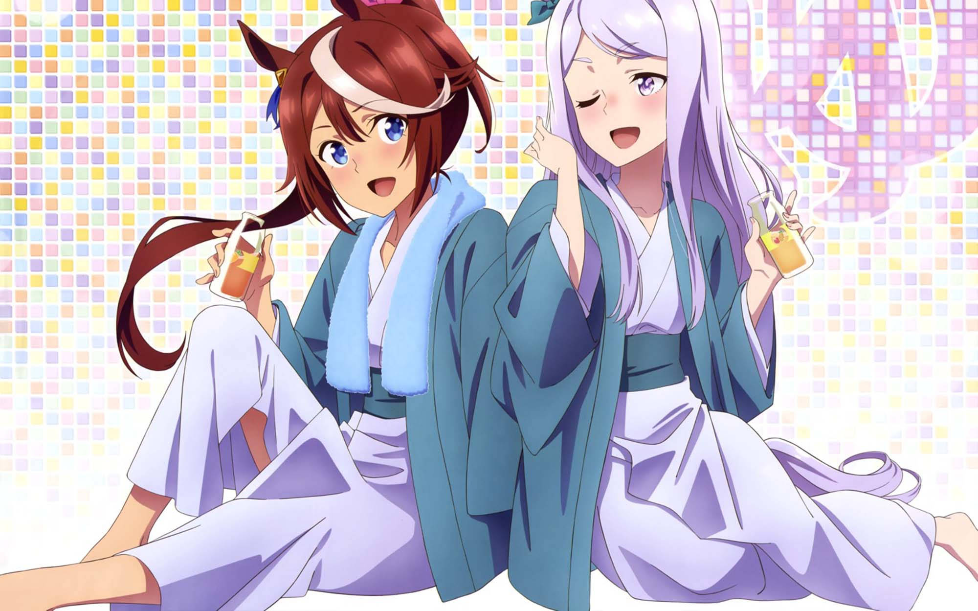 Uma 桌布 壁紙 — 兩個穿著傳統長袍的動漫女孩背對背坐著，手持飲料，背景是色彩繽紛的馬賽克。