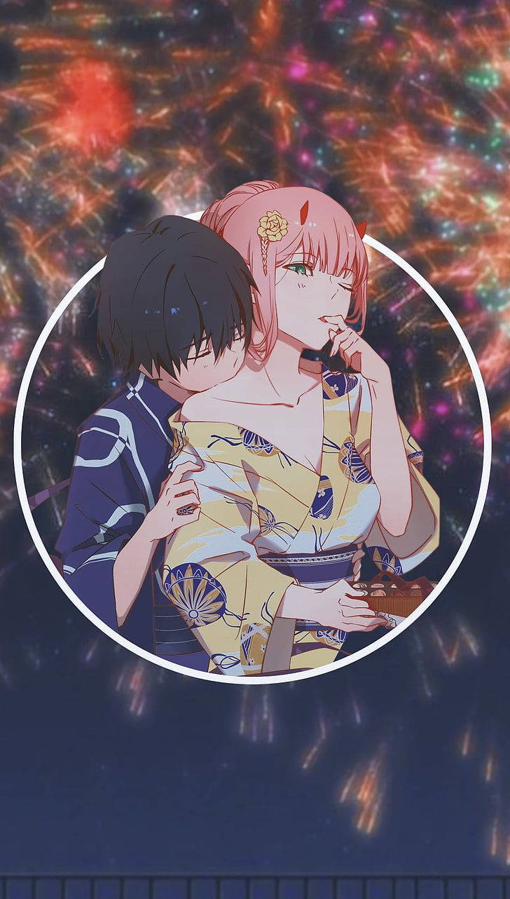 DARLING in the FRANXX 桌布 壁紙 — 兩個穿著傳統長袍的動漫角色在白色圓圈框住的鮮豔煙火下擁抱。