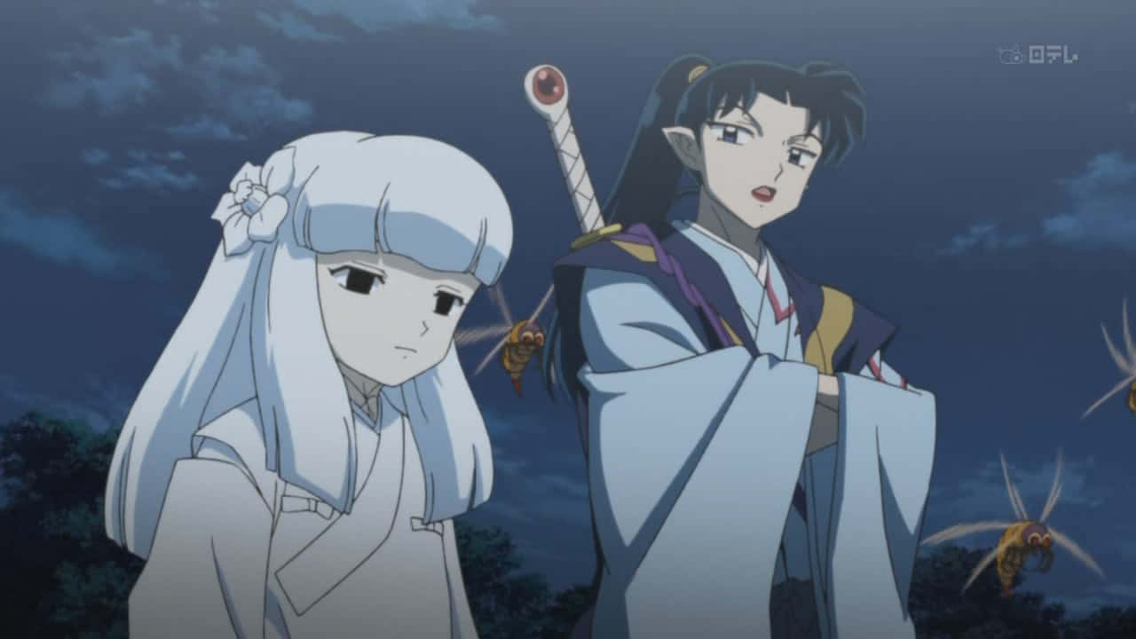 Inuyasha Kanna 桌布 壁紙 — 兩個穿著傳統長袍的動漫角色站在陰暗多雲的天空下，發光的昆蟲在附近飛舞。