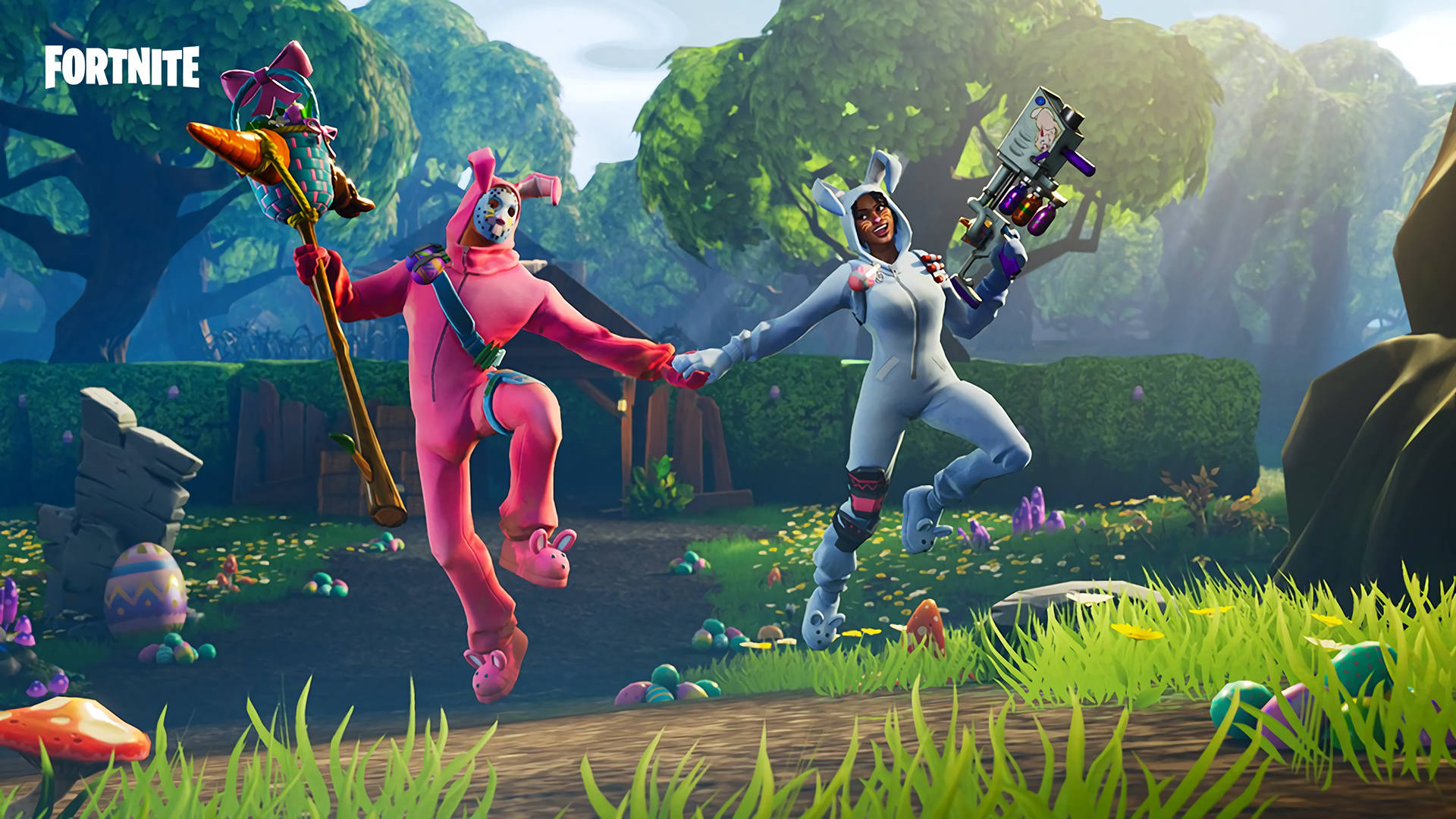 Fortnite Dance 桌布 壁紙 — 兩個穿著兔子套裝的Fortnite角色在充滿彩色蛋和蘑菇的復活節主題森林中歡快地跳躍。