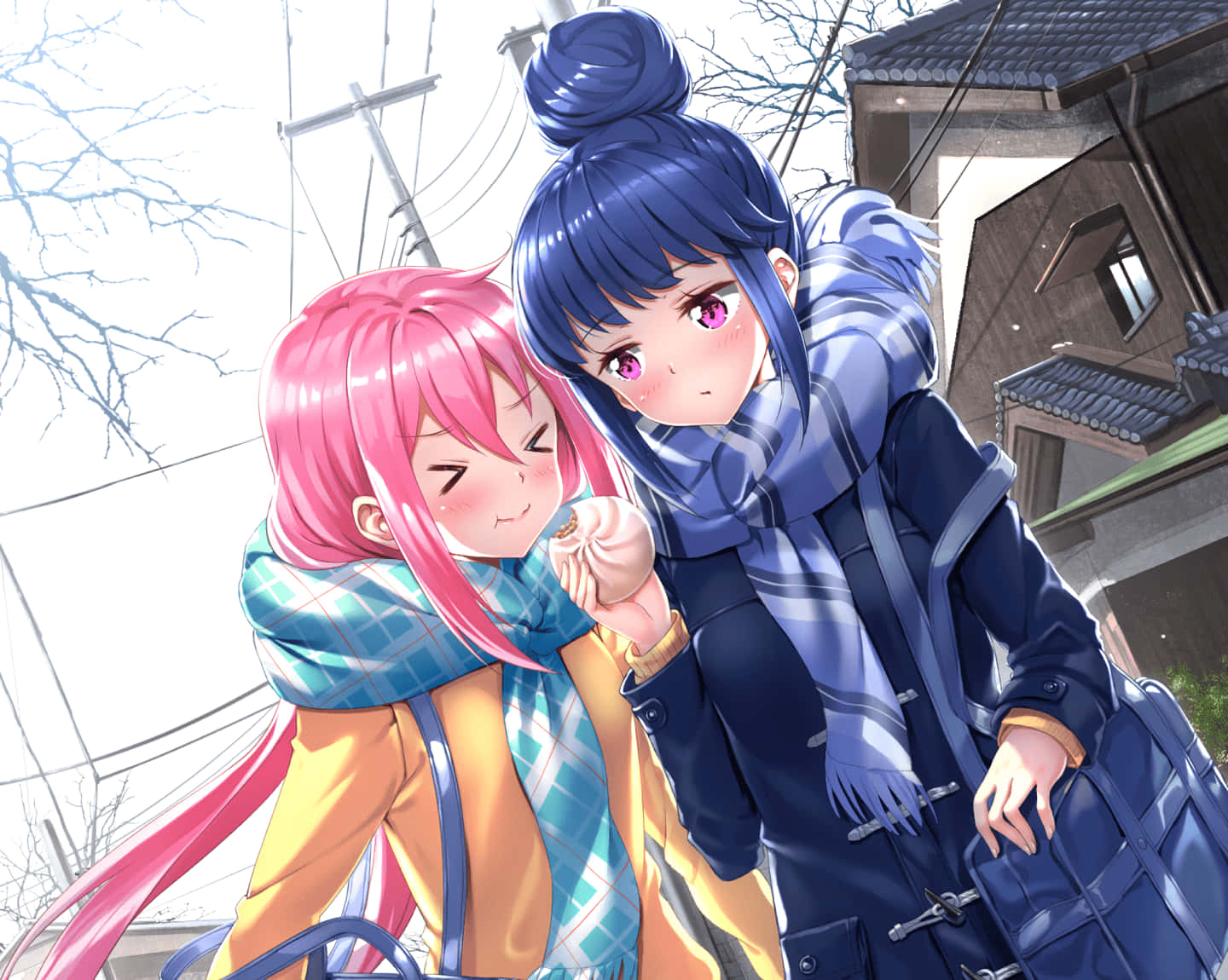 Laid Back Camp 桌布 壁紙 — 兩個穿著冬季外套的動漫女孩在戶外分享甜蜜時刻，背景是光禿禿的樹木和屋頂。