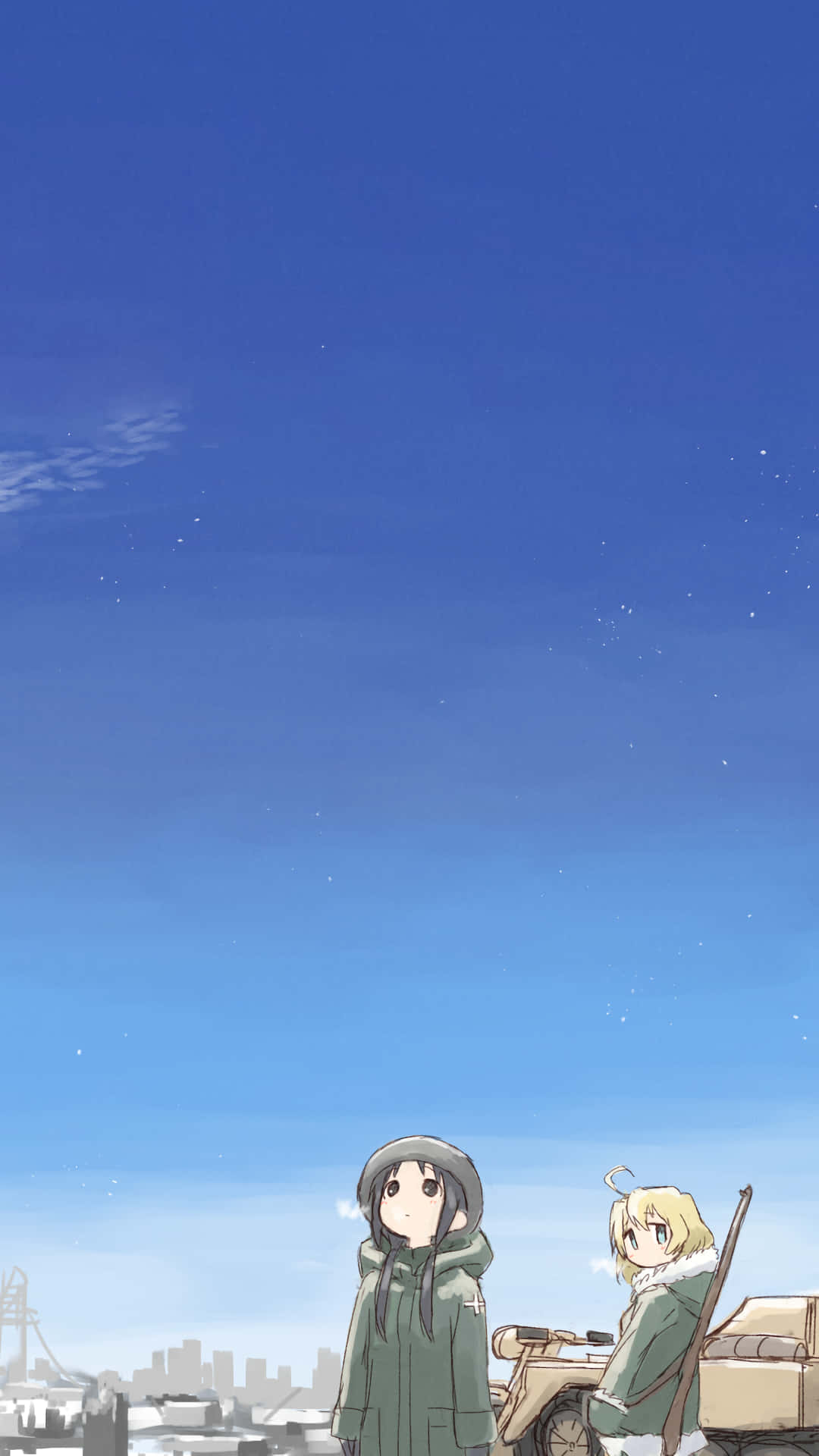 Chill Anime Phone 桌布 壁紙 — 兩個穿著冬季外套的動漫角色站在摩托車旁，背景是廣闊的星空藍天和遠處的城市景觀。