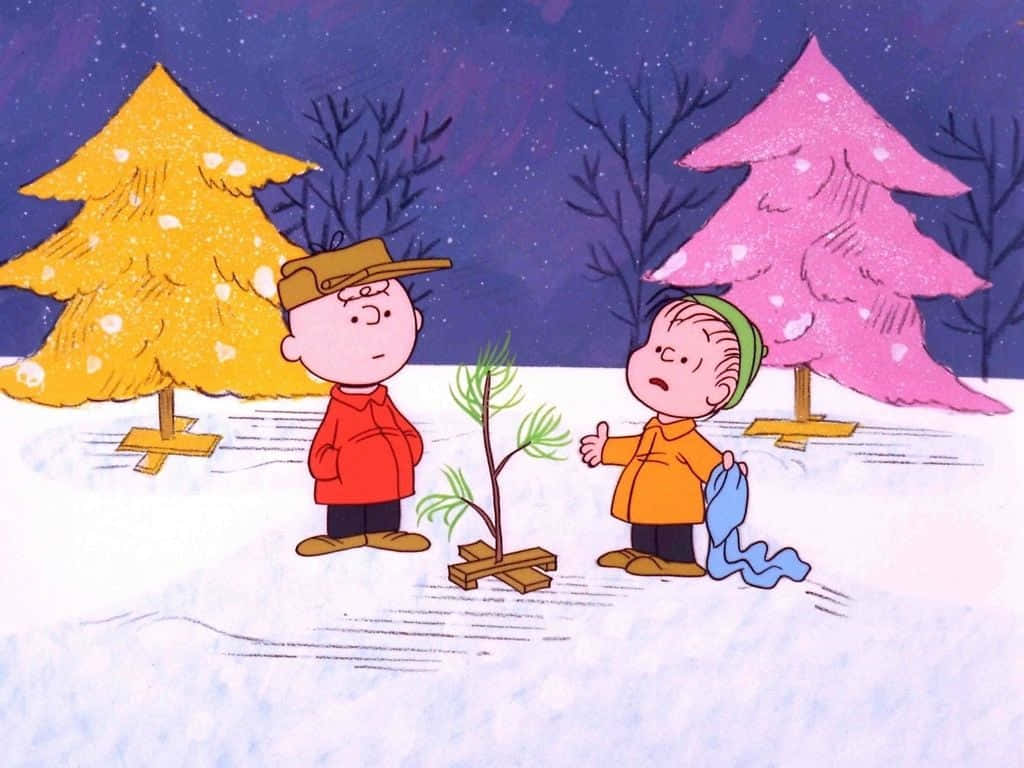 兩個穿著冬季外套的兒童站在雪地裡，旁邊有一棵小松樹，在星空下。 — 史努比 壁紙