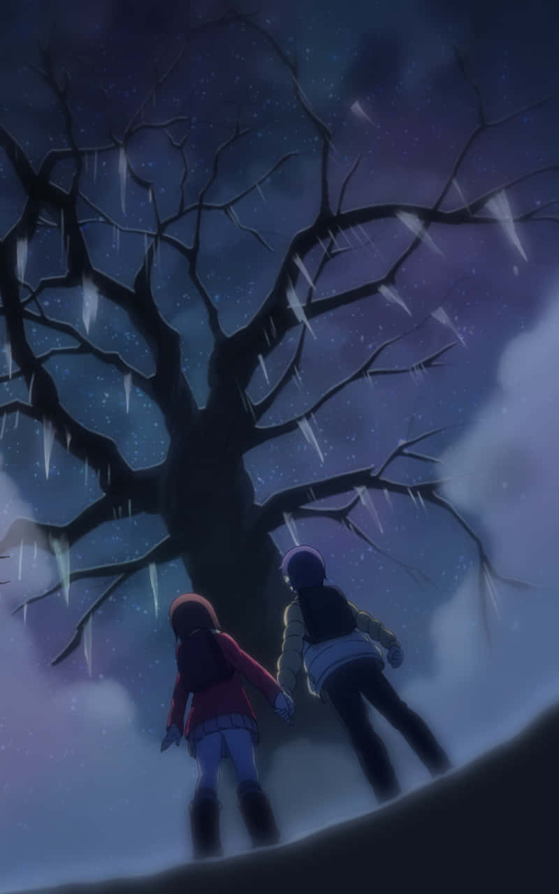 Erased 桌布 壁紙 — 兩個穿著冬季外套的小孩站在一棵巨大的光禿禿的樹下，樹枝上掛著冰柱，背景是繁星點點的夜空。