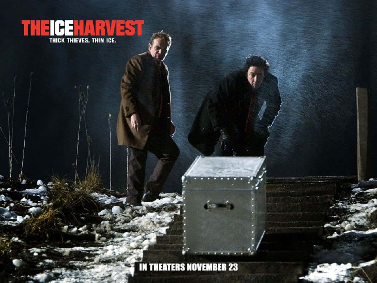 John Cusack 桌布 壁紙 — 兩個穿著冬季外套的男人站在雪地裡，旁邊有一個金屬箱子，在戲劇性的聚光燈下。