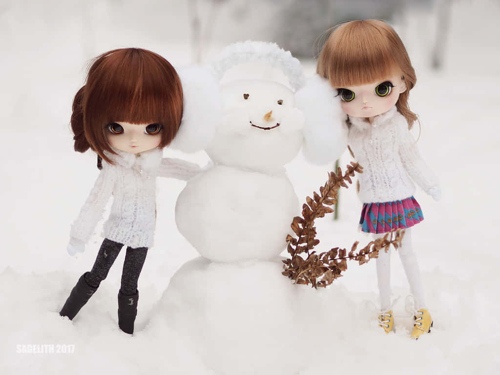  壁紙 — 兩個穿著冬季服裝的玩偶站在一個拿著乾樹枝的雪人旁邊，背景是雪景。