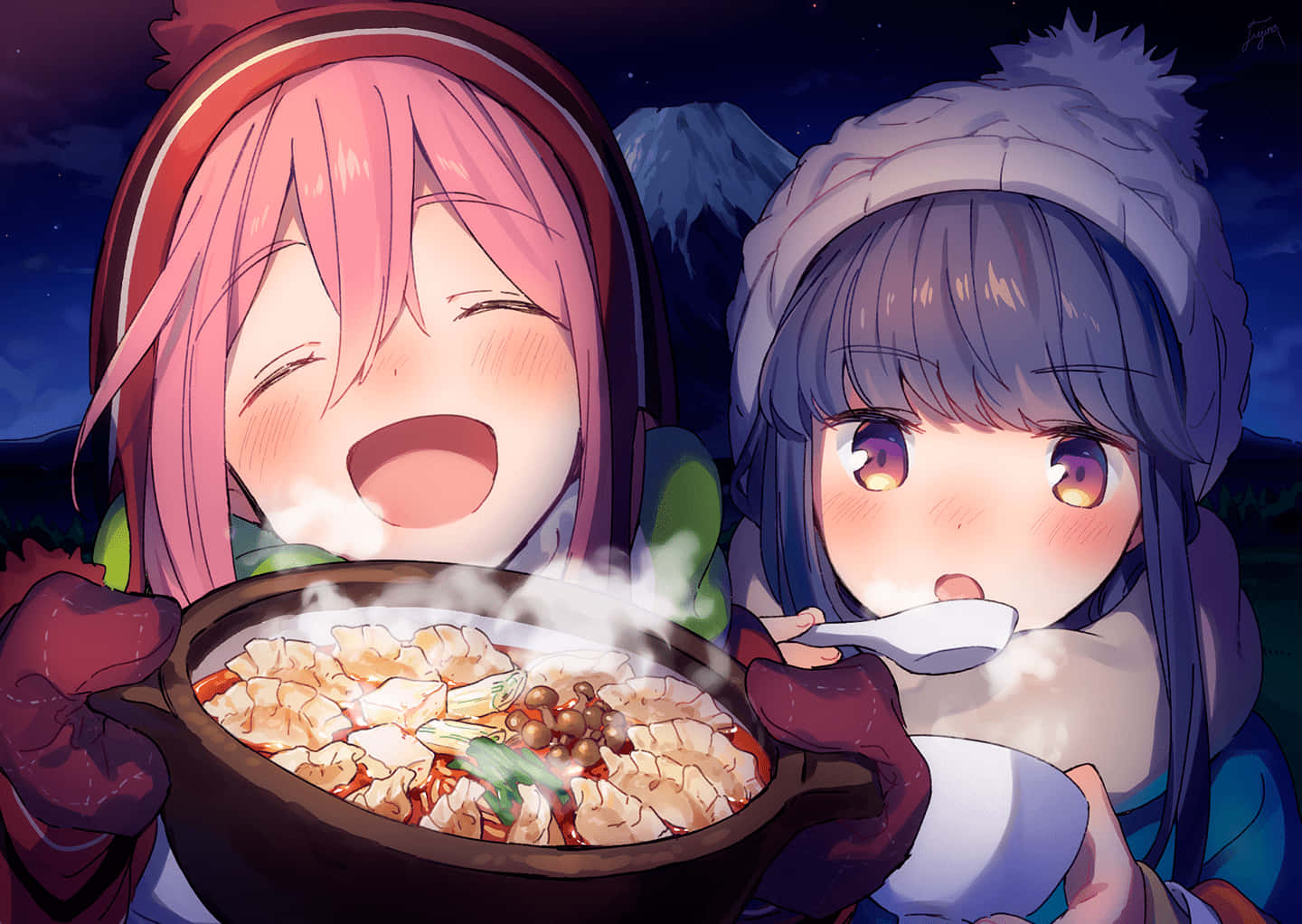 Laid Back Camp 桌布 壁紙 — 兩個穿著冬季裝備的動漫女孩在星空下愉快地分享一個冒著熱氣的火鍋，背景是雪山。