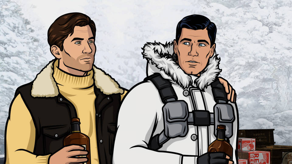 archer 桌布 壁紙 — 兩個穿著冬季裝備的男人站在雪景背景下，手持威士忌酒瓶。