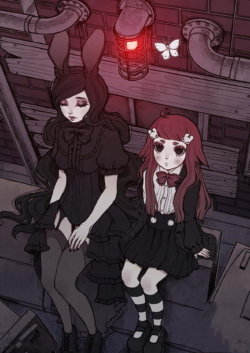 Goth Aesthetic 桌布 壁紙 — 兩個穿著哥德式服裝的動漫女孩坐在昏暗的工業空間中，紅色燈光下，附近有一隻蝴蝶飄浮。
