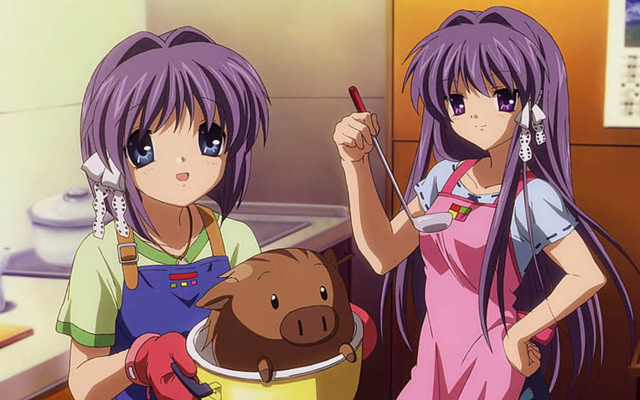 Clannad 桌布 壁紙 — 兩個穿著圍裙的動漫女孩在一個溫暖照明的廚房裡，用木製櫥櫃烹飪一個豬形蛋糕。