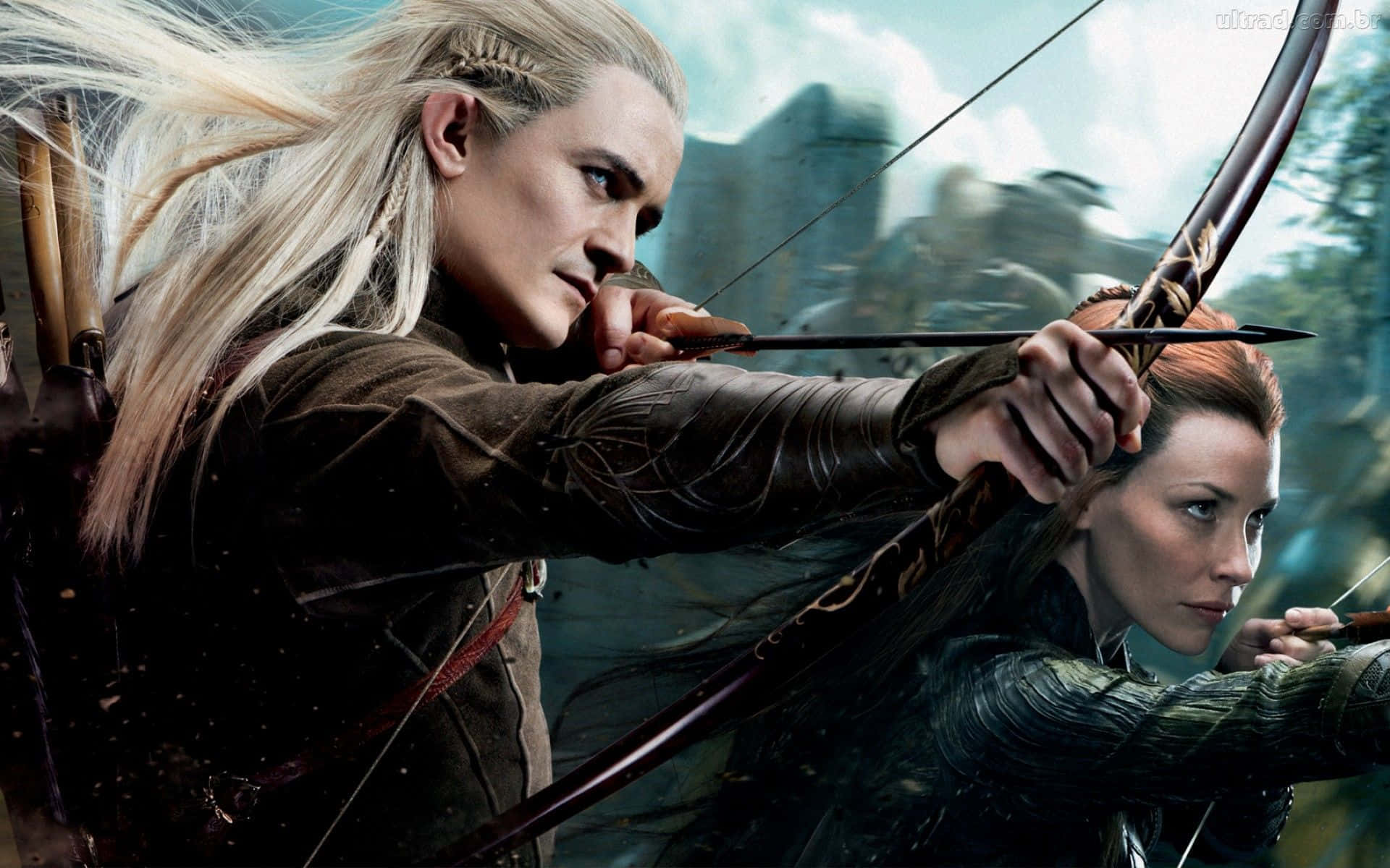 legolas 桌布 壁紙 — 兩個穿著奇幻盔甲的精靈在模糊的森林背景下，專注地拉弓。