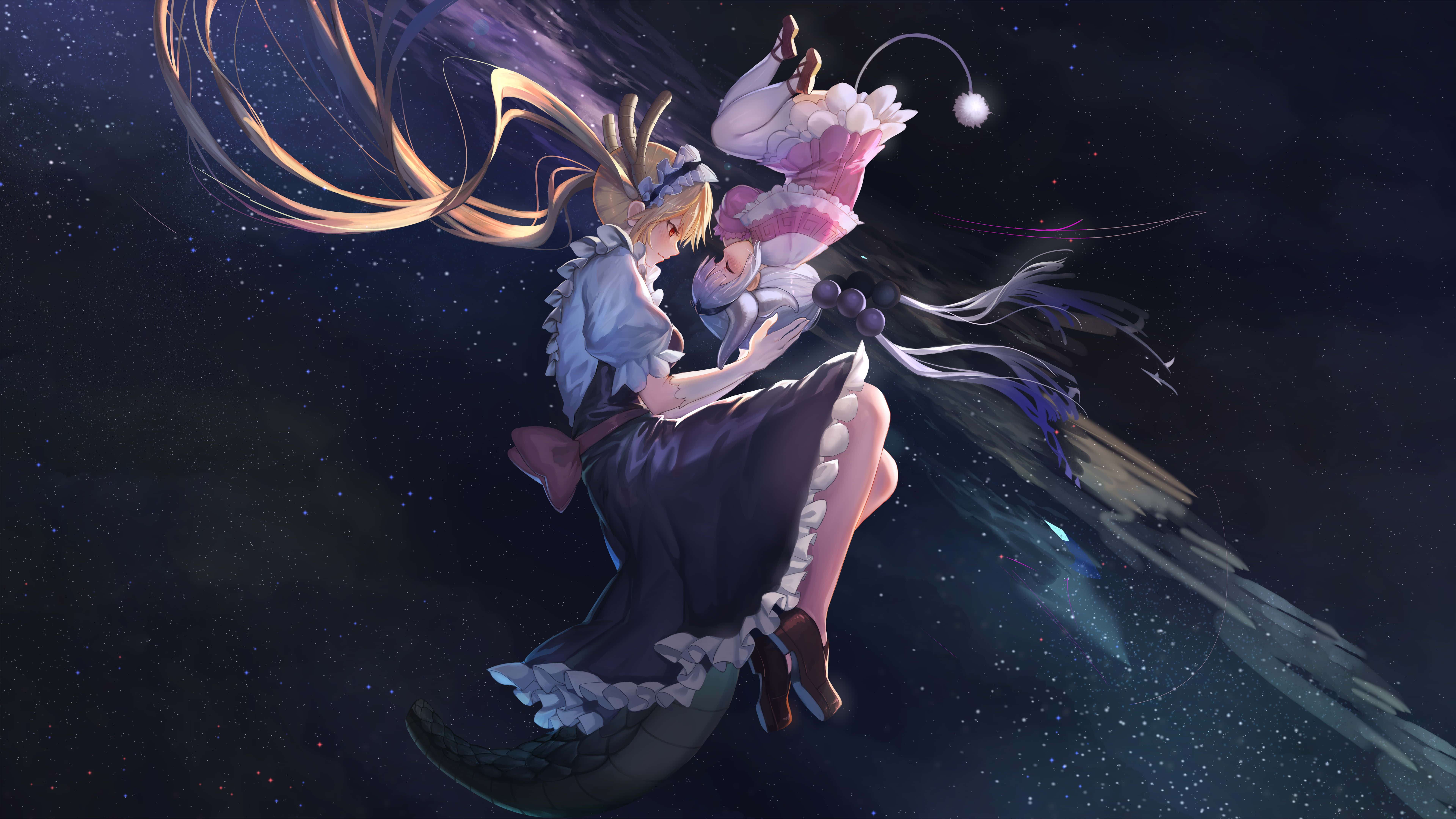 Miss Kobayashis Dragon Maid 桌布 壁紙 — 兩個穿著女僕裝的動漫女孩，在繁星點點的夜空中飄浮，頭髮飄逸，帶有動態的運動軌跡。