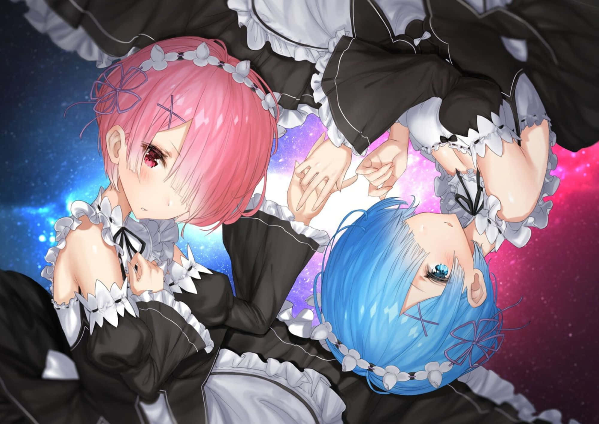 Re Zero Ram 桌布 壁紙 — 兩個穿著女僕裝的動漫女孩，擁有粉紅色和藍色頭髮，漂浮在充滿活力的宇宙背景前。