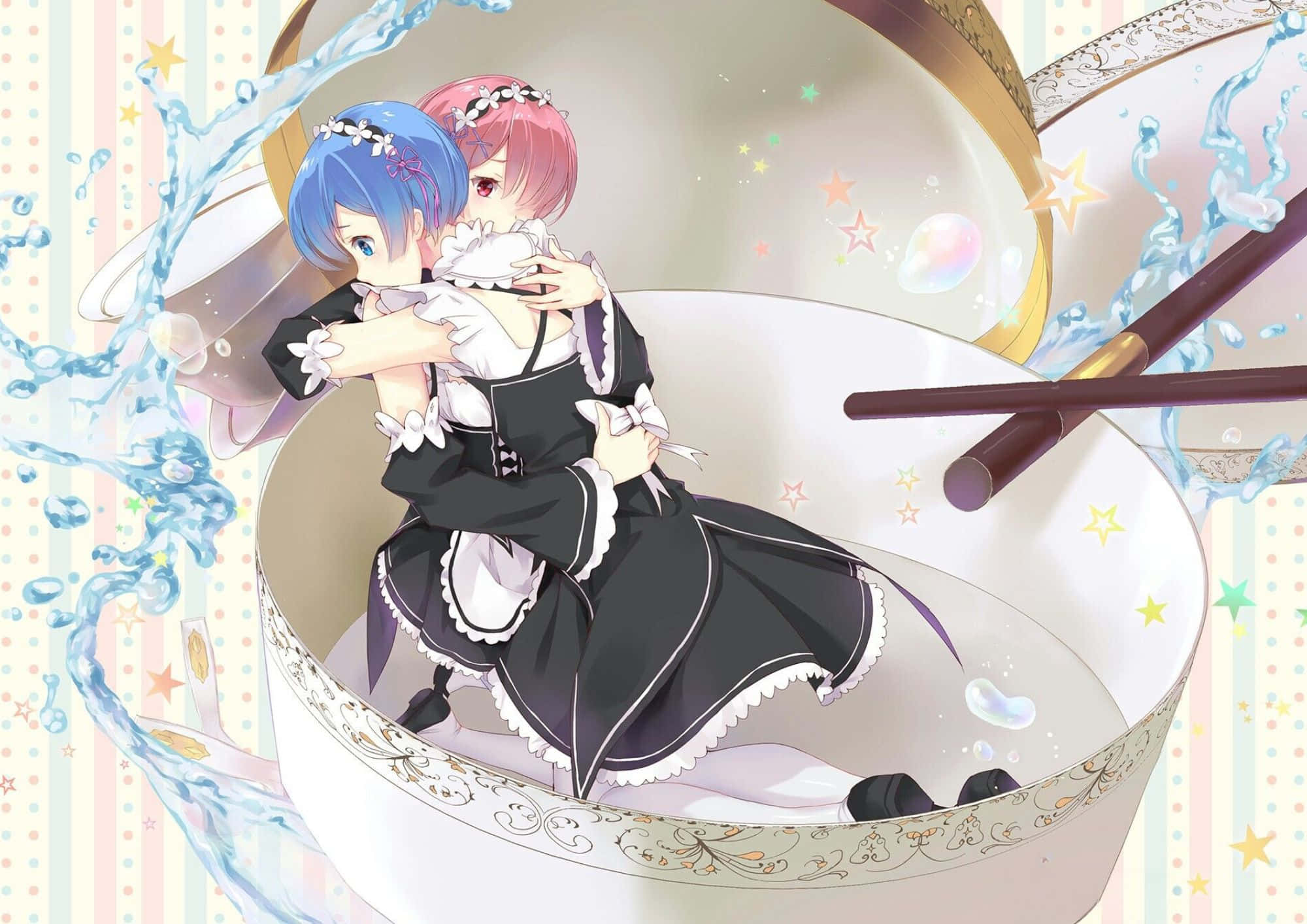 Re Zero Ram 桌布 壁紙 — 兩個穿著女僕裝的動漫女孩在一個有飛濺的水和漂浮的星星的巨大茶杯裡擁抱。