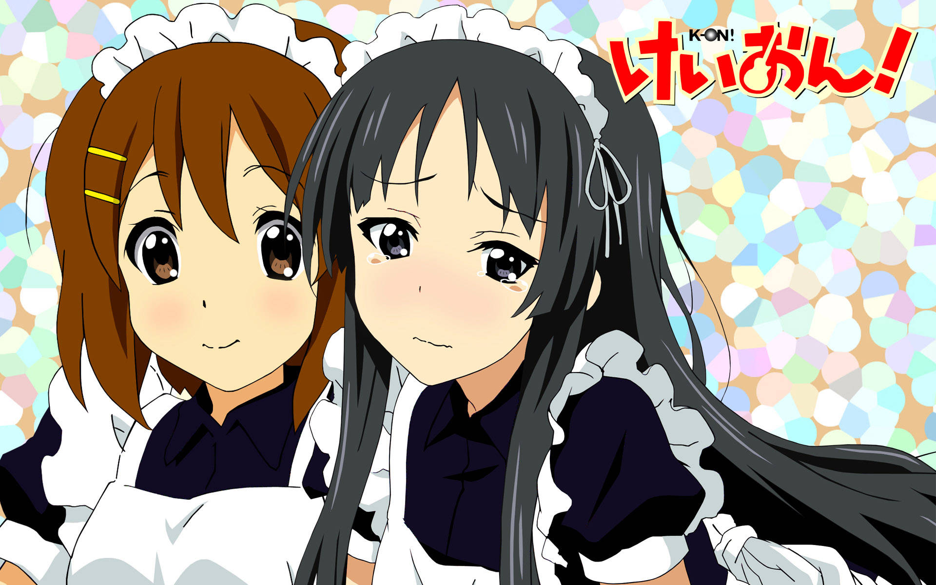 K-on 桌布 壁紙 — 兩個穿著女僕裝的動漫女孩在閃閃發光的粉彩背景前微笑，帶有日文字。