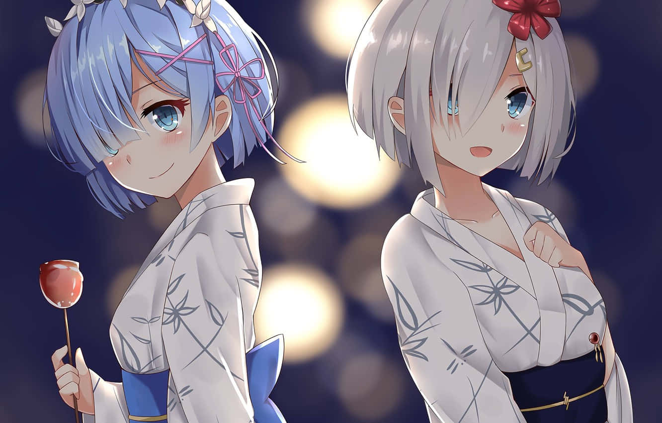 動漫女孩 桌布 壁紙 — 兩個穿著帶有竹紋白色和服的動畫女孩，在散景照明的夜晚背景下溫柔微笑。
