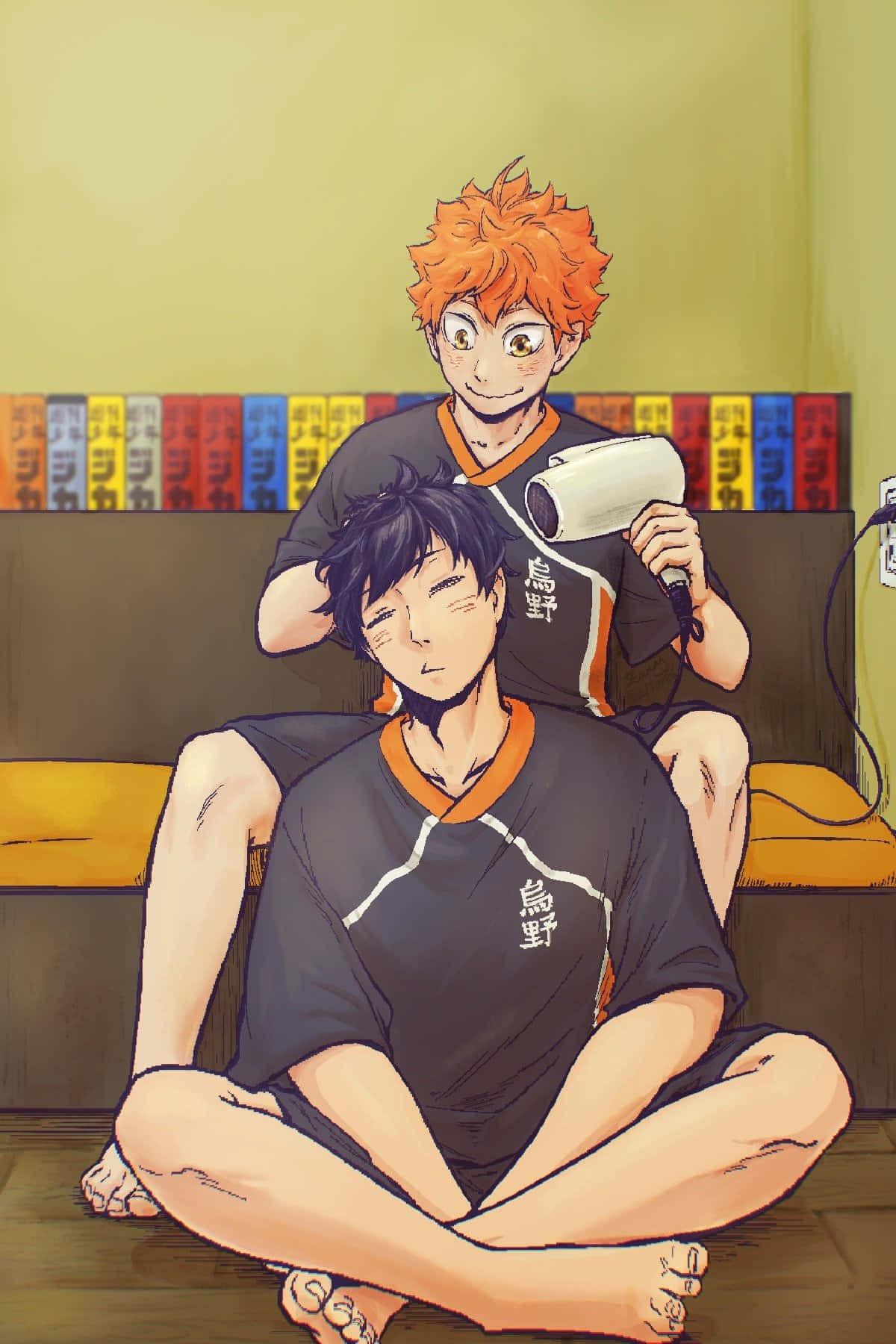 Haikyuu Fan Art 桌布 壁紙 — 兩個穿著排球制服的動漫男孩，一個在 locker room 幫另一個吹頭髮，後面有色彩繽紛的架子。