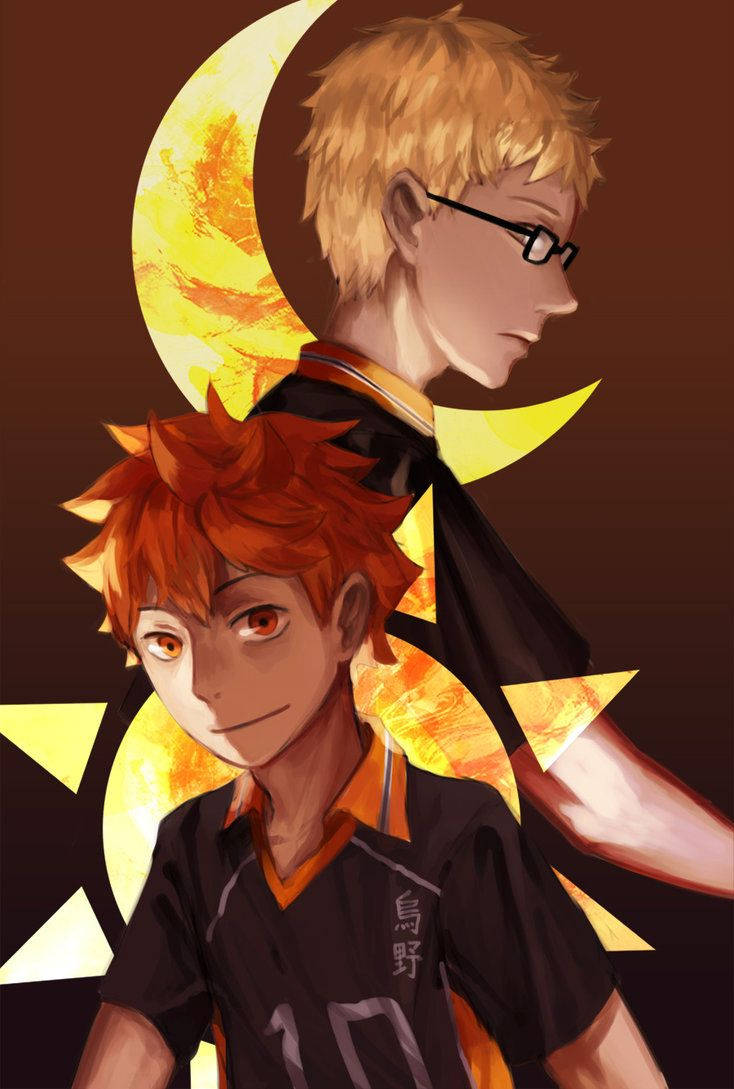 Shoyo Hinata 桌布 壁紙 — 兩個穿著排球制服的動漫男孩站在一個帶有火黃色點綴的發光新月前面。