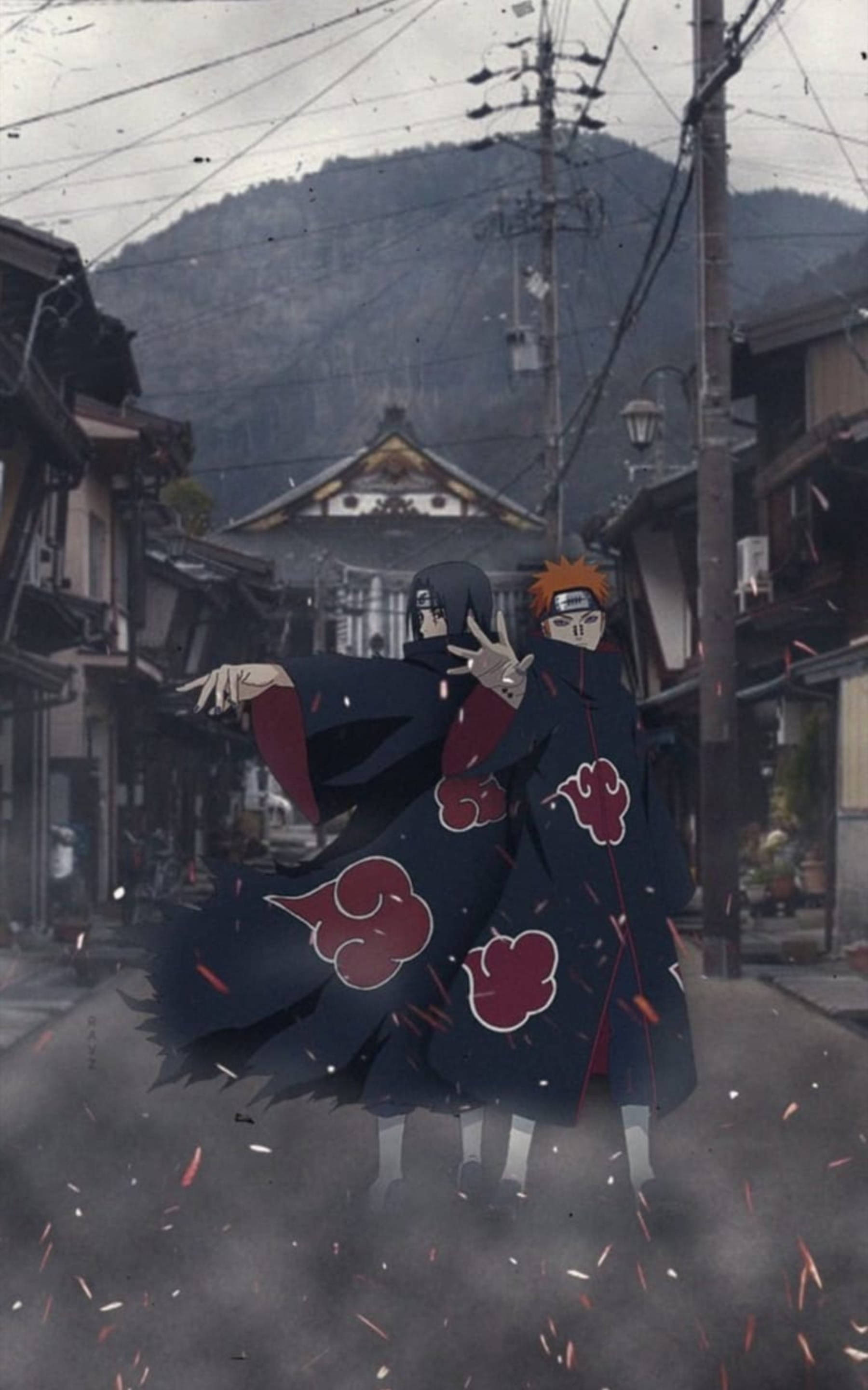 akatsuki phone 桌布 壁紙 — 兩個穿著曉組織斗篷的動漫角色站在霧氣瀰漫的日本街道上，周圍火花飛舞。