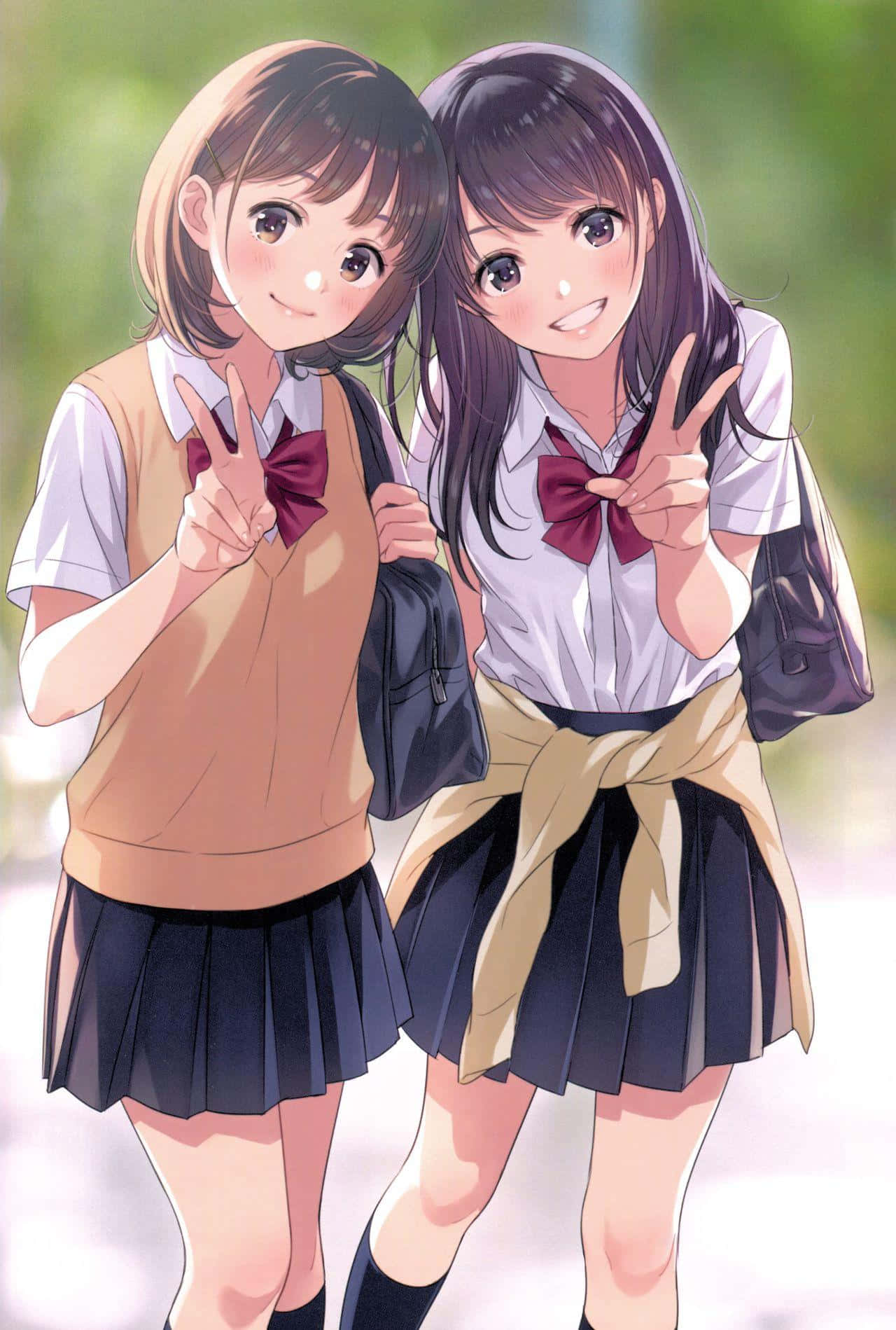 桌布 壁紙 — 兩個穿著校服、開心的動漫女孩在柔和的綠色背景前擺出和平手勢。