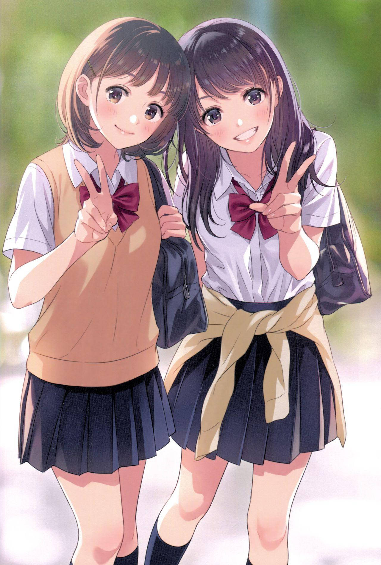 閨蜜配對 桌布 壁紙 — 兩個穿著校服、開心的動畫女孩在柔和的綠色背景前擺出和平手勢。