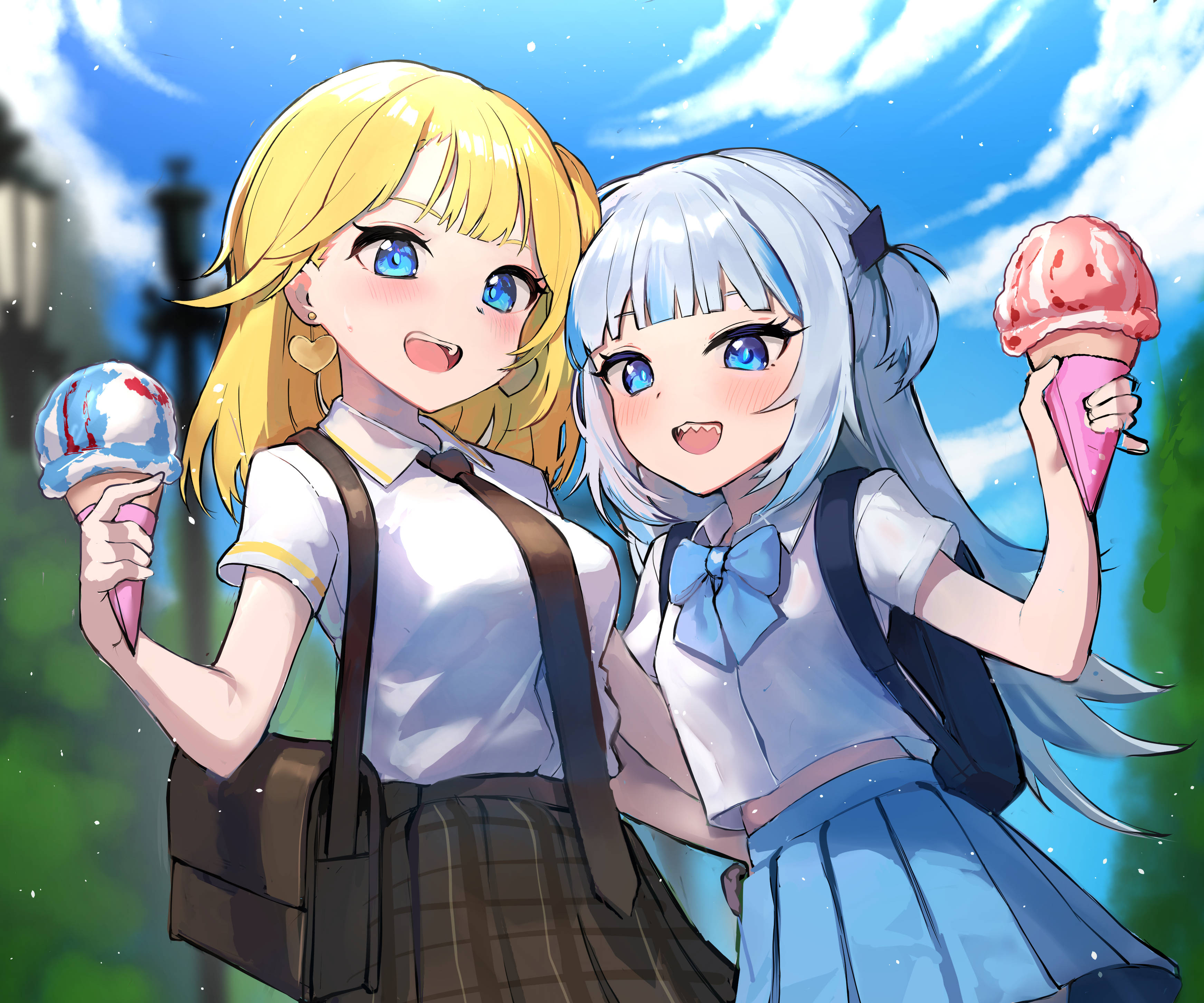 Amelia 桌布 壁紙 — 兩個穿著校服、開心的動畫女孩在藍天白雲下分享冰淇淋。