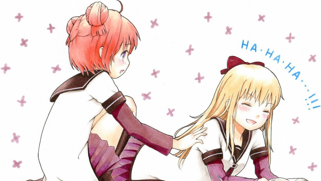 Hahaha 桌布 壁紙 — 兩個穿著校服的動漫女孩，紅髮女孩看起來很驚訝，而金髮女孩開心地笑著，粉紅色的十字標記漂浮在她們周圍。