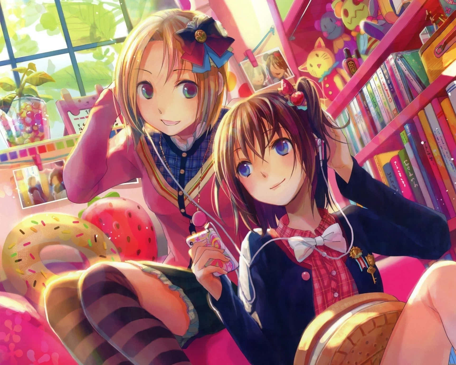 Friends 桌布 壁紙 — 兩個穿著校服的動漫女孩在一個色彩繽紛、充滿糖果和書籍的房間裡微笑著聽音樂。