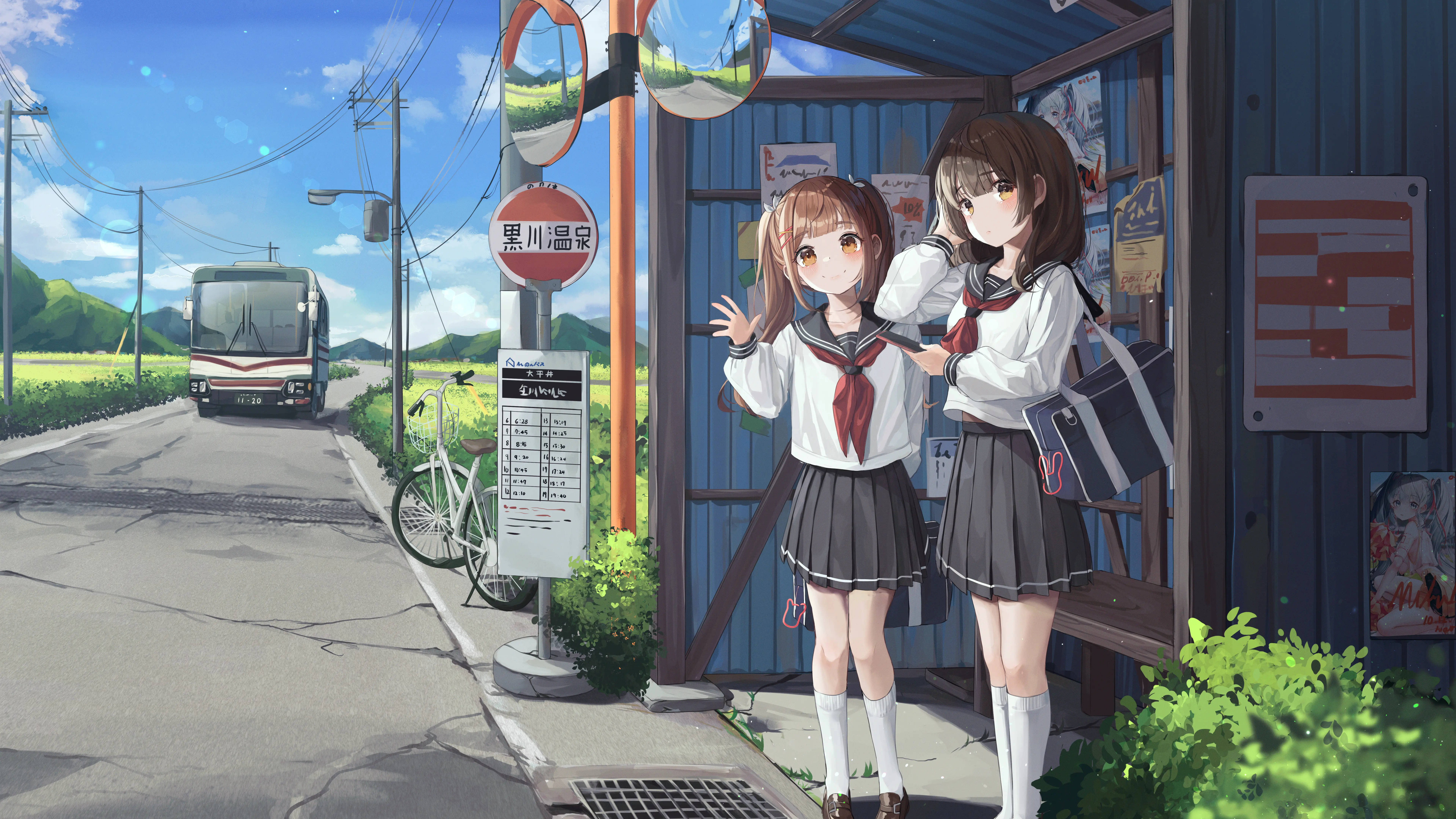 動漫女孩 桌布 壁紙 — 兩個穿著校服的動漫女孩在公車站開心地揮手，一輛公車在明亮的藍天下駛近。