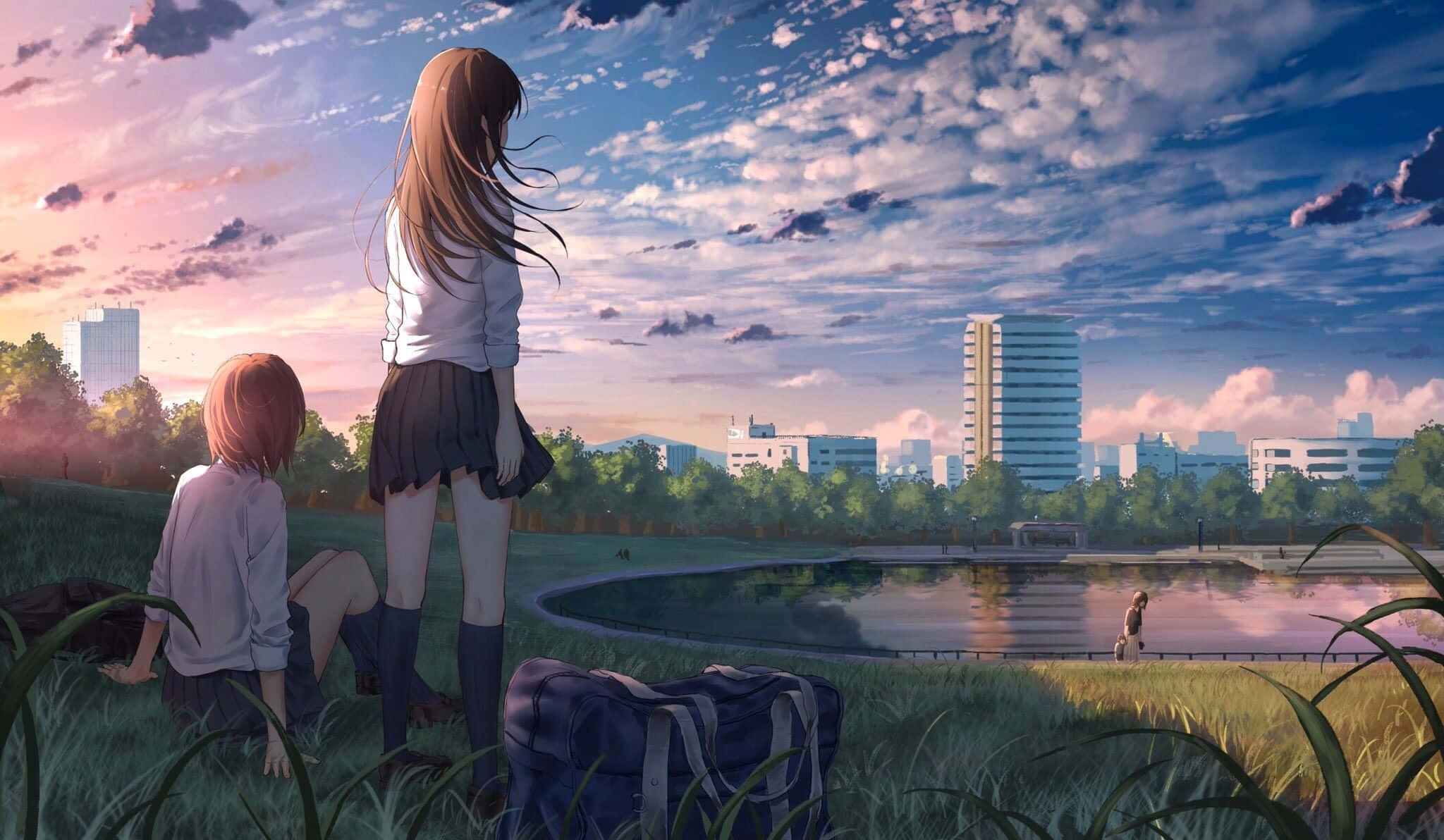 學校 桌布 壁紙 — 兩個穿著校服的動漫女孩在寧靜的池塘上凝視著城市天際線，正值 vibrant 的日落時分。