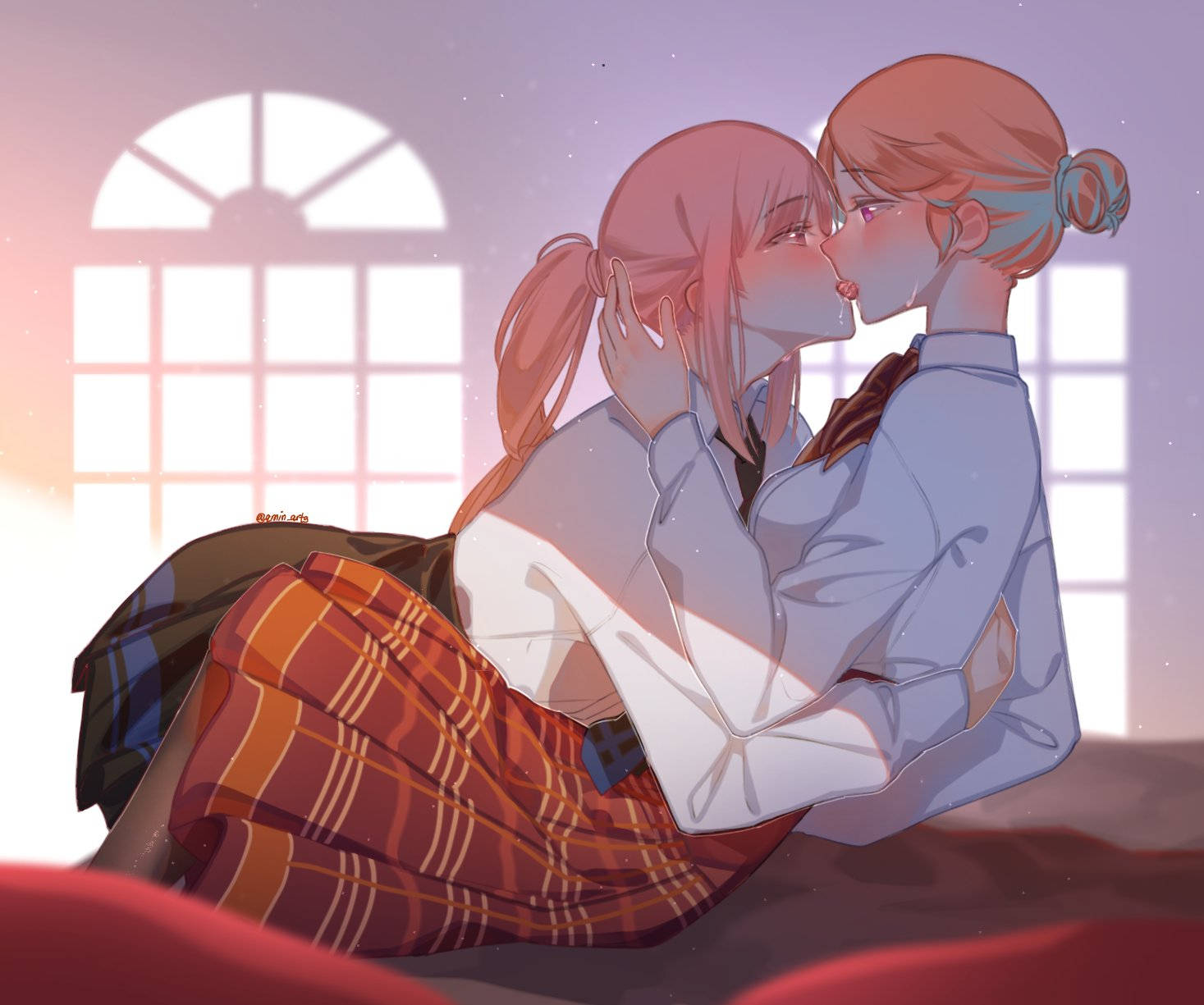 Kissing 桌布 壁紙 — 兩個穿著校服的動漫女孩在日落時分，在一個發光的拱形窗邊深情接吻。
