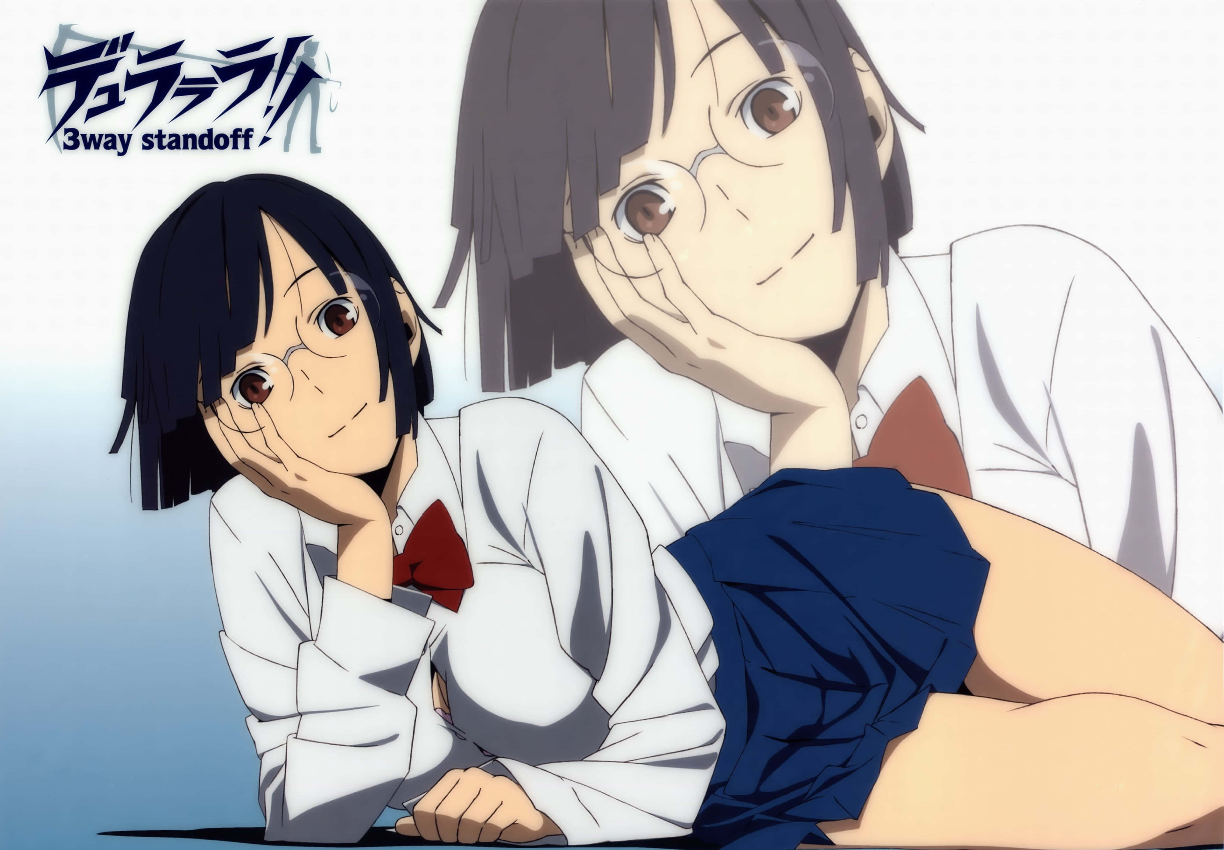 Anri Sonohara 桌布 壁紙 — 兩個穿著校服的動漫女孩在柔和的藍色漸變背景前，將手放在下巴下擺姿勢。