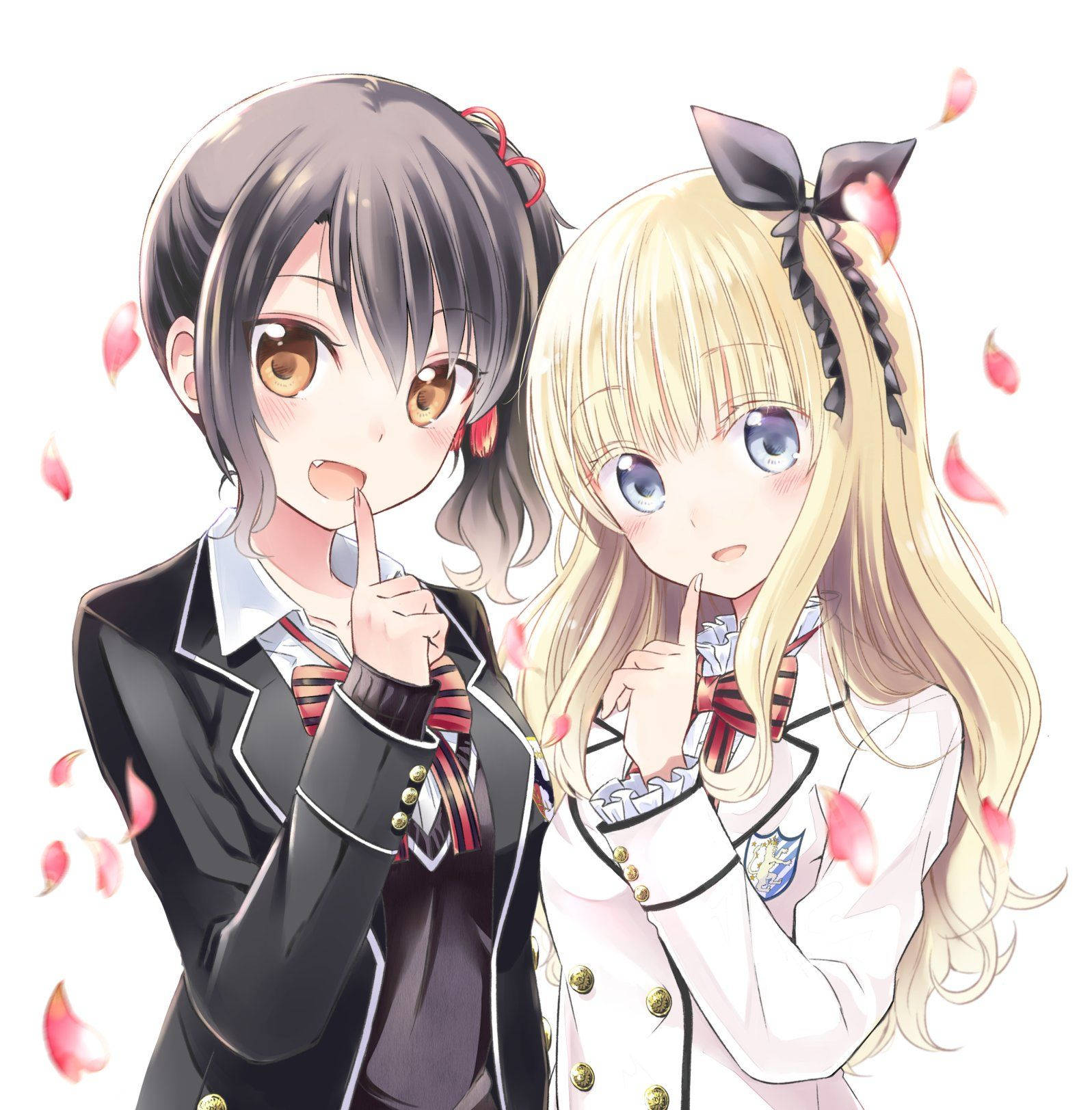 boarding school juliet 桌布 壁紙 — 兩個穿著校服的動漫女孩在白色背景上，粉紅色花瓣飄落，低聲說著秘密。