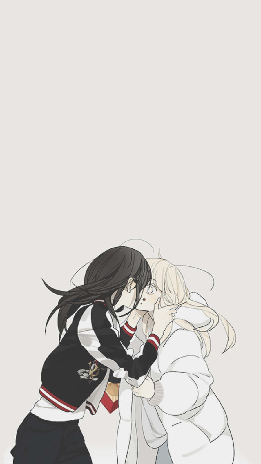 桌布 壁紙 — 兩個穿著校服的動漫女孩在純米色背景前溫柔地擁抱。