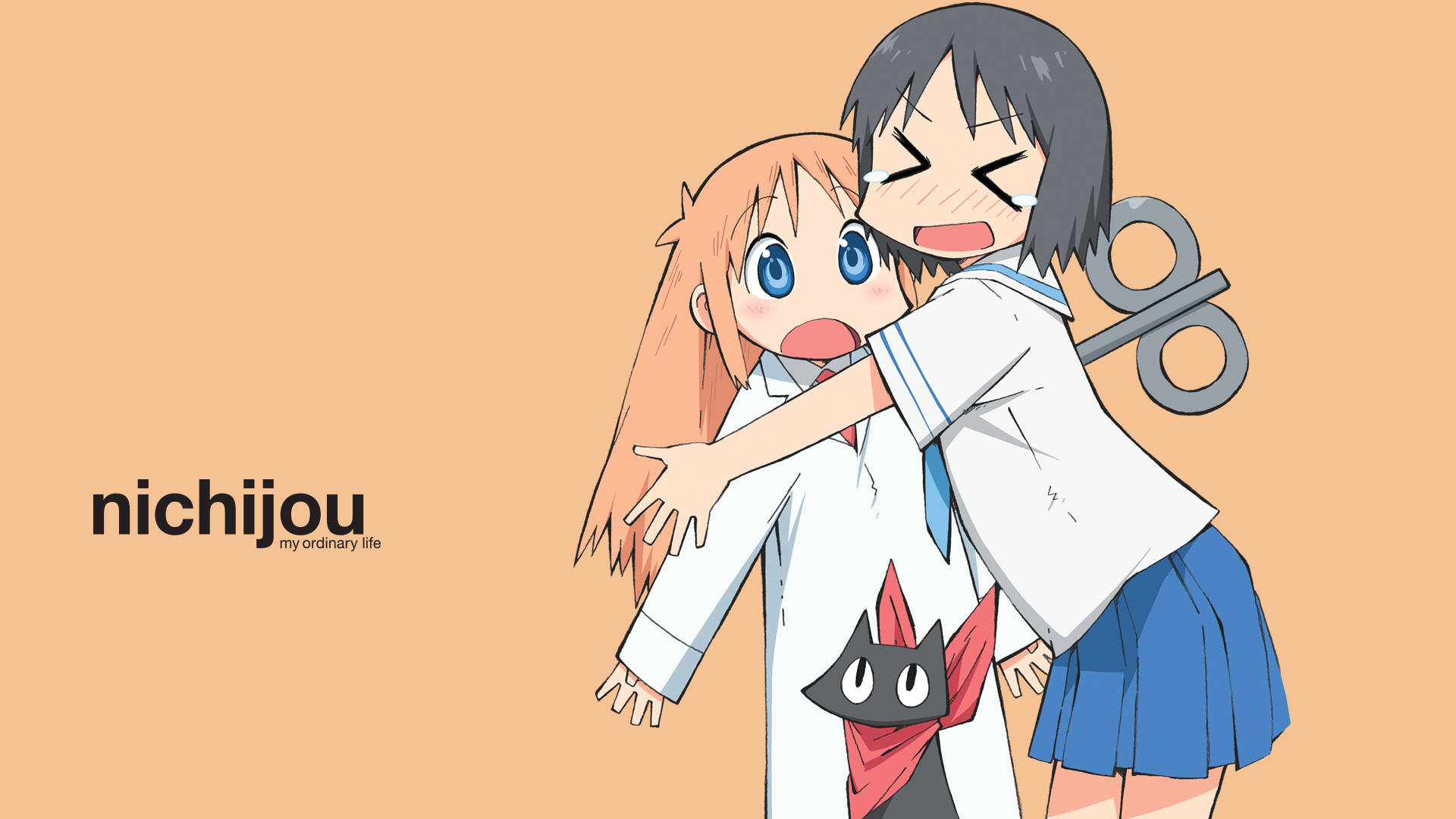 Nichijou 桌布 壁紙 — 兩個穿著校服的動漫女孩在純蜜桃色背景上嬉戲地擁抱，旁邊有一隻小黑貓和一把剪刀。