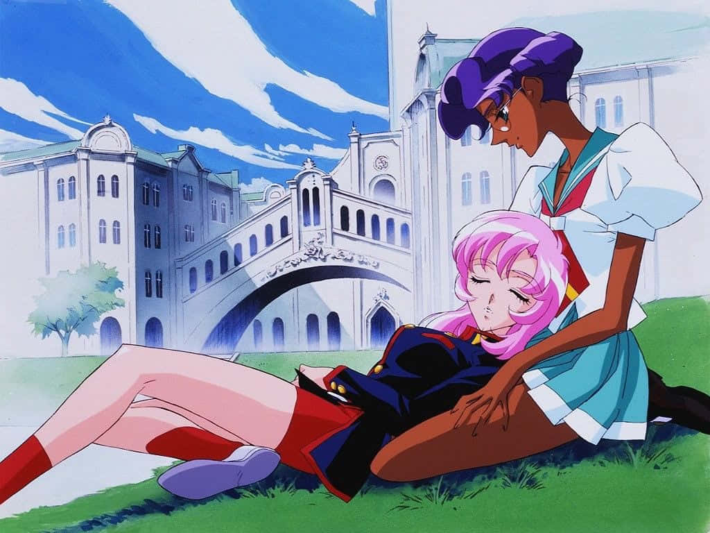 90 Anime Aesthetic 桌布 壁紙 — 兩個穿著校服的動漫女孩在草地上分享一個溫柔的時刻，前面是一座宏偉的石橋和校園建築，天空晴朗蔚藍。