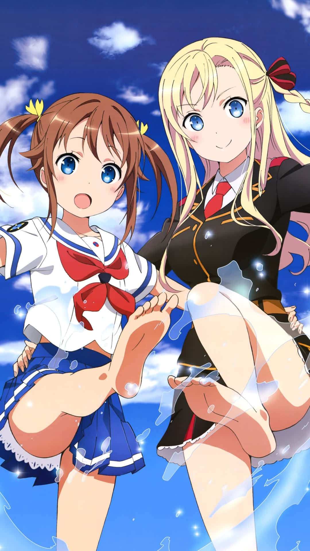 High School Fleet 桌布 壁紙 — 兩個穿著校服的動漫女孩在藍天白雲下開心地潑水玩耍。