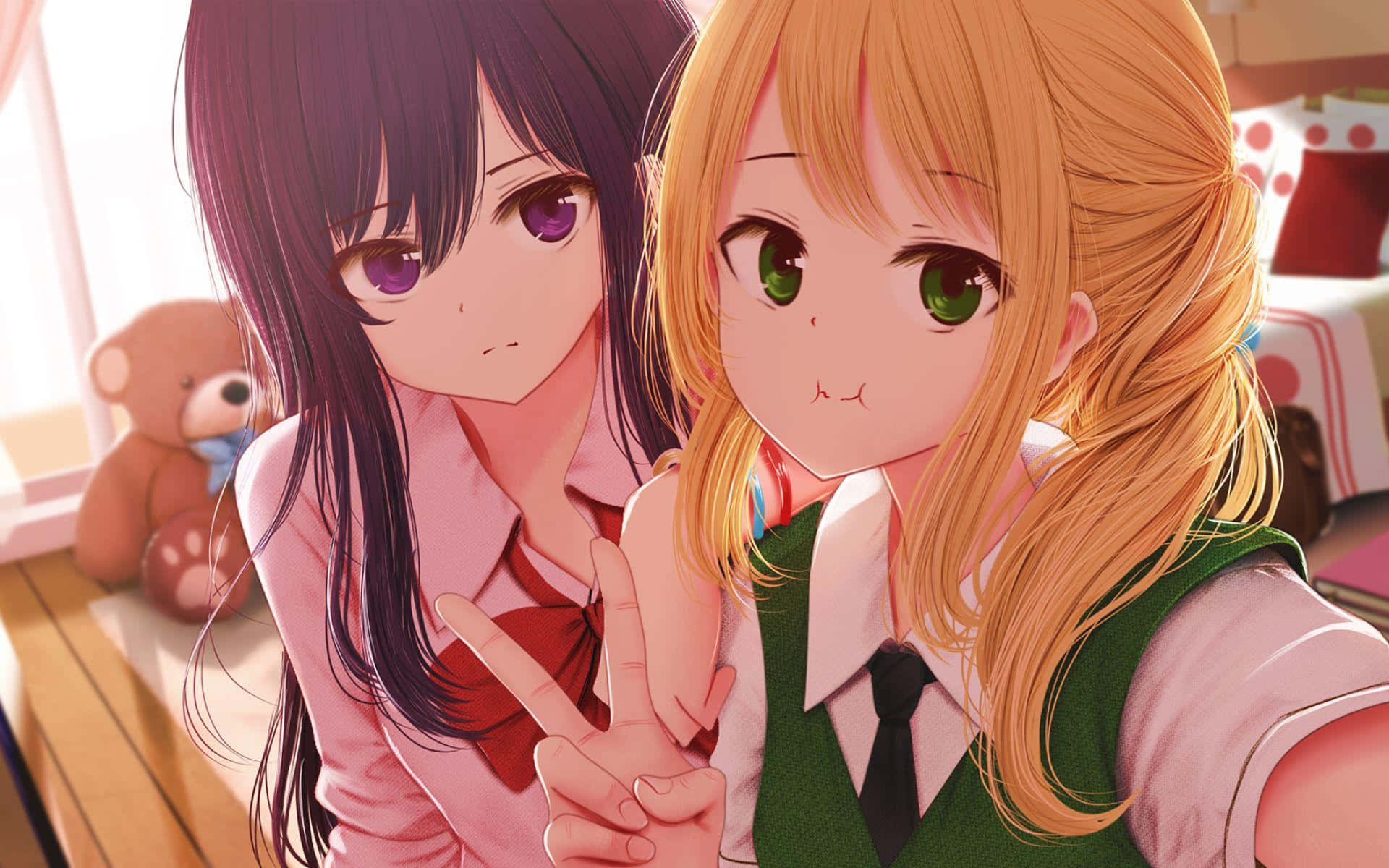 動漫女孩 桌布 壁紙 — 兩個穿著校服的動漫女孩在陽光充足的臥室裡自拍，背景有一隻泰迪熊。