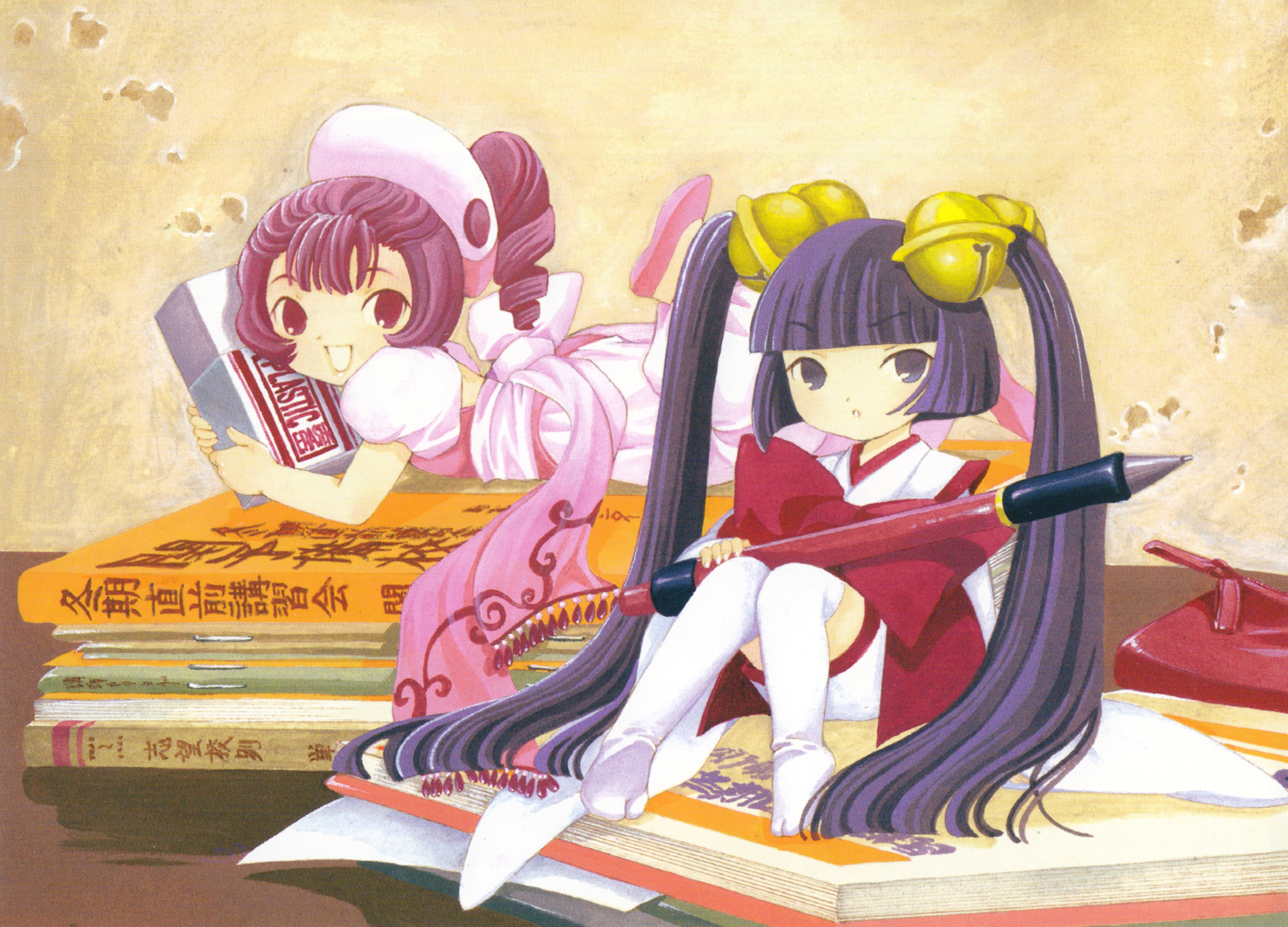 Chobits 桌布 壁紙 — 兩個穿著校服的動漫女孩坐在堆疊的書本上，一個在閱讀，一個拿著巨大的筆，背景是帶紋理的米色。