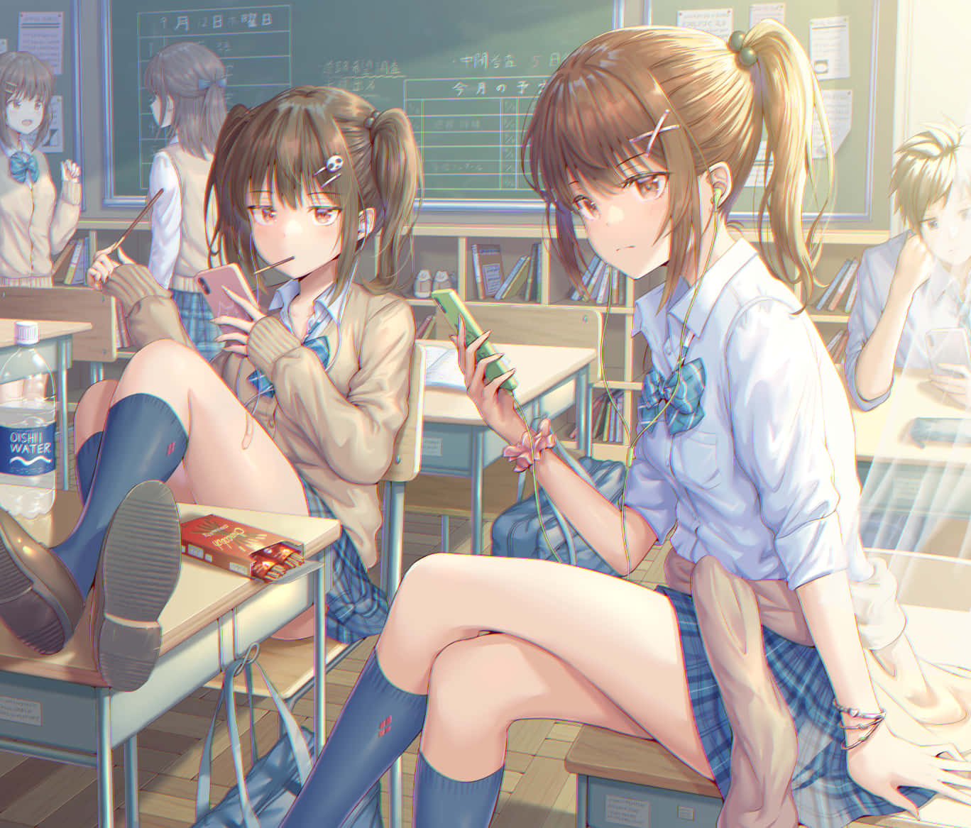 女孩 桌布 壁紙 — 兩個穿著校服的動漫女孩坐在教室裡，無視課堂，只顧盯著手機。