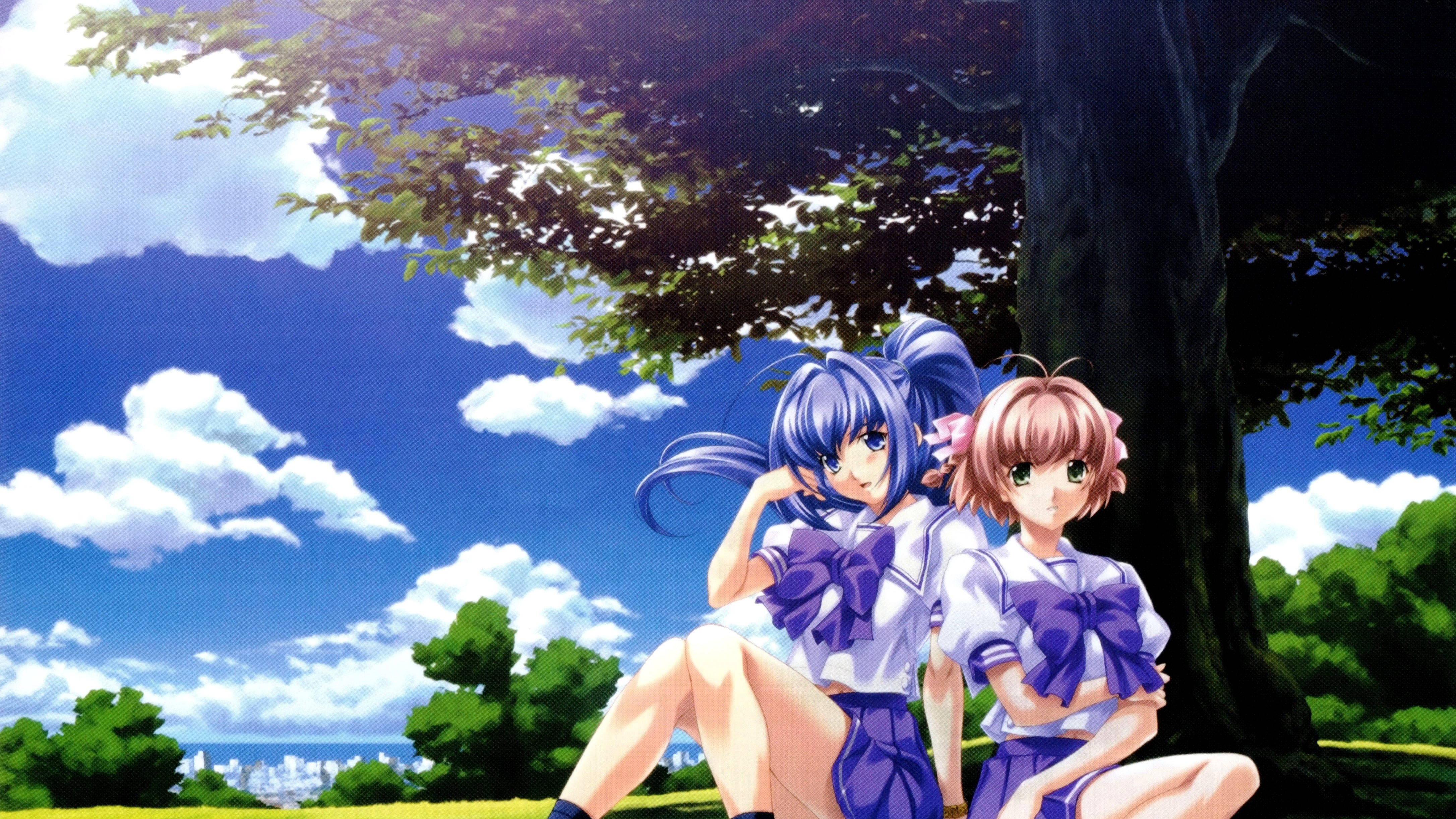 kimi ga nozomu eien 桌布 壁紙 — 兩個穿著校服的動漫女孩坐在樹下，藍色頭髮和粉紅色頭髮，背景是明亮的藍天和蓬鬆的雲朵。