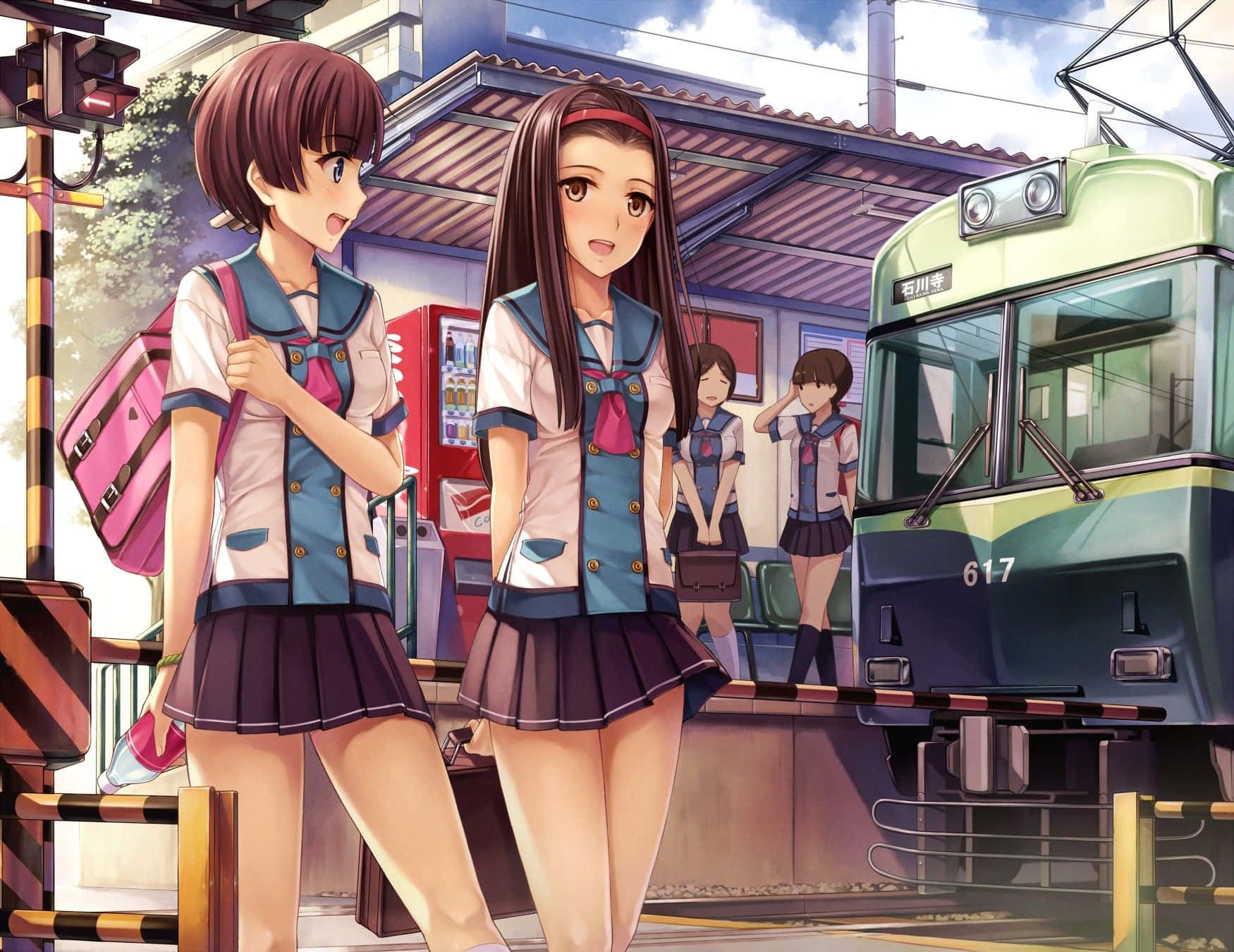 動漫 桌布 壁紙 — 兩個穿著校服的動漫女孩站在火車站月台上，一輛綠色火車在明亮的藍天下到達。