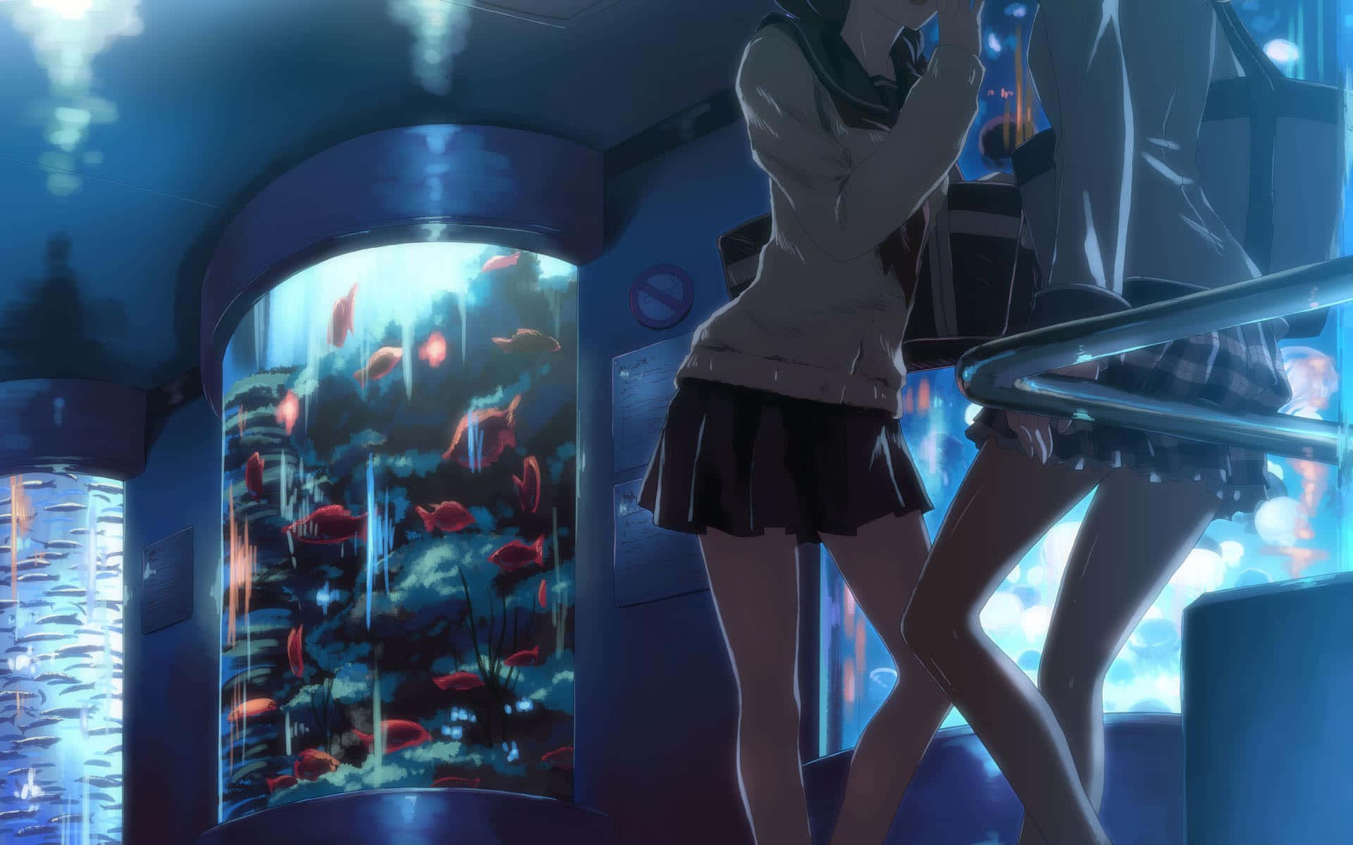 動漫角色 桌布 壁紙 — 兩個穿著校服的動漫女孩站在發光的藍色水族館隧道內，看著紅魚游過。