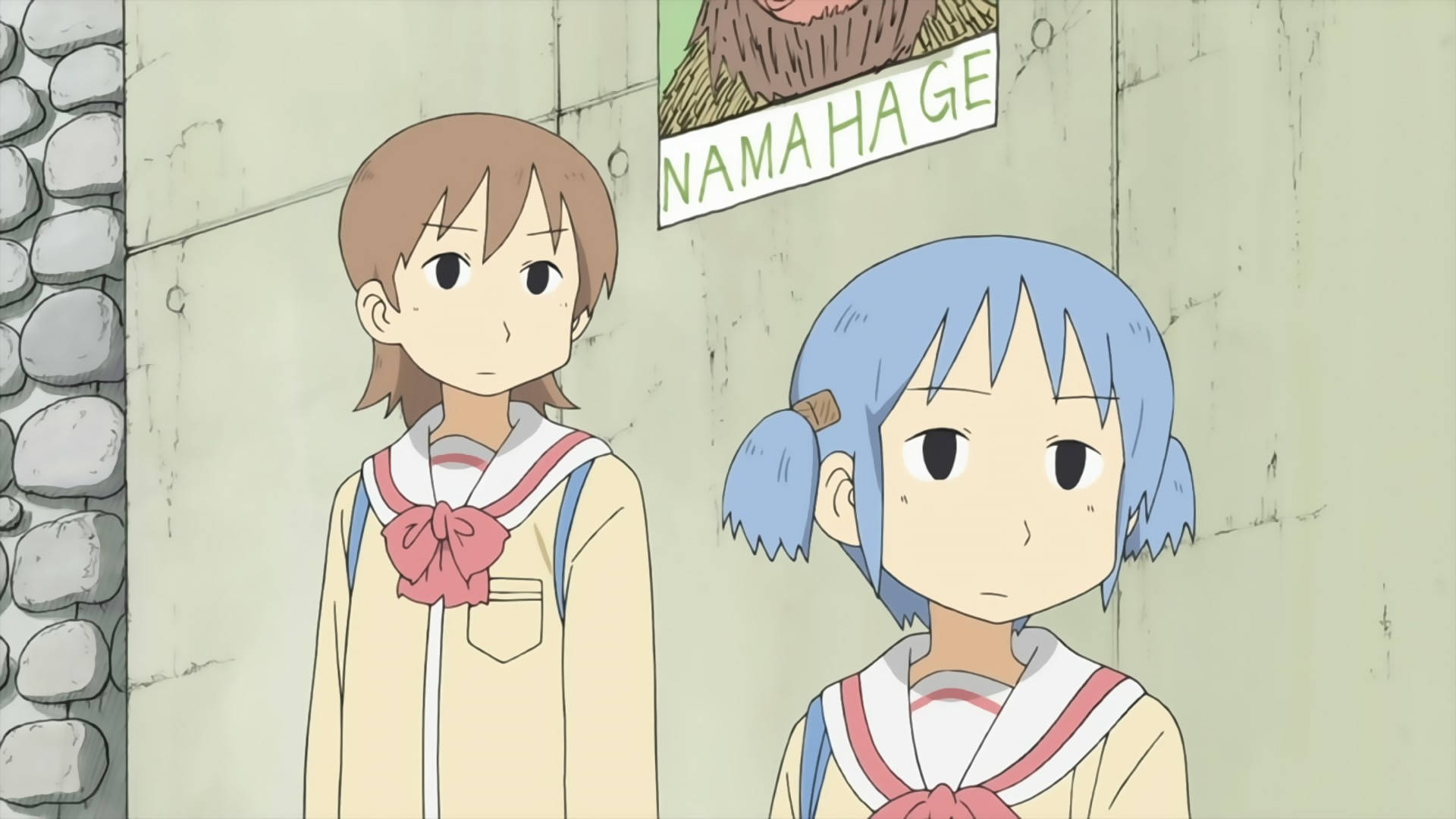 Nichijou 桌布 壁紙 — 兩個穿著校服的動漫女孩站在石牆旁，上方有一個寫著nama hage的標誌。